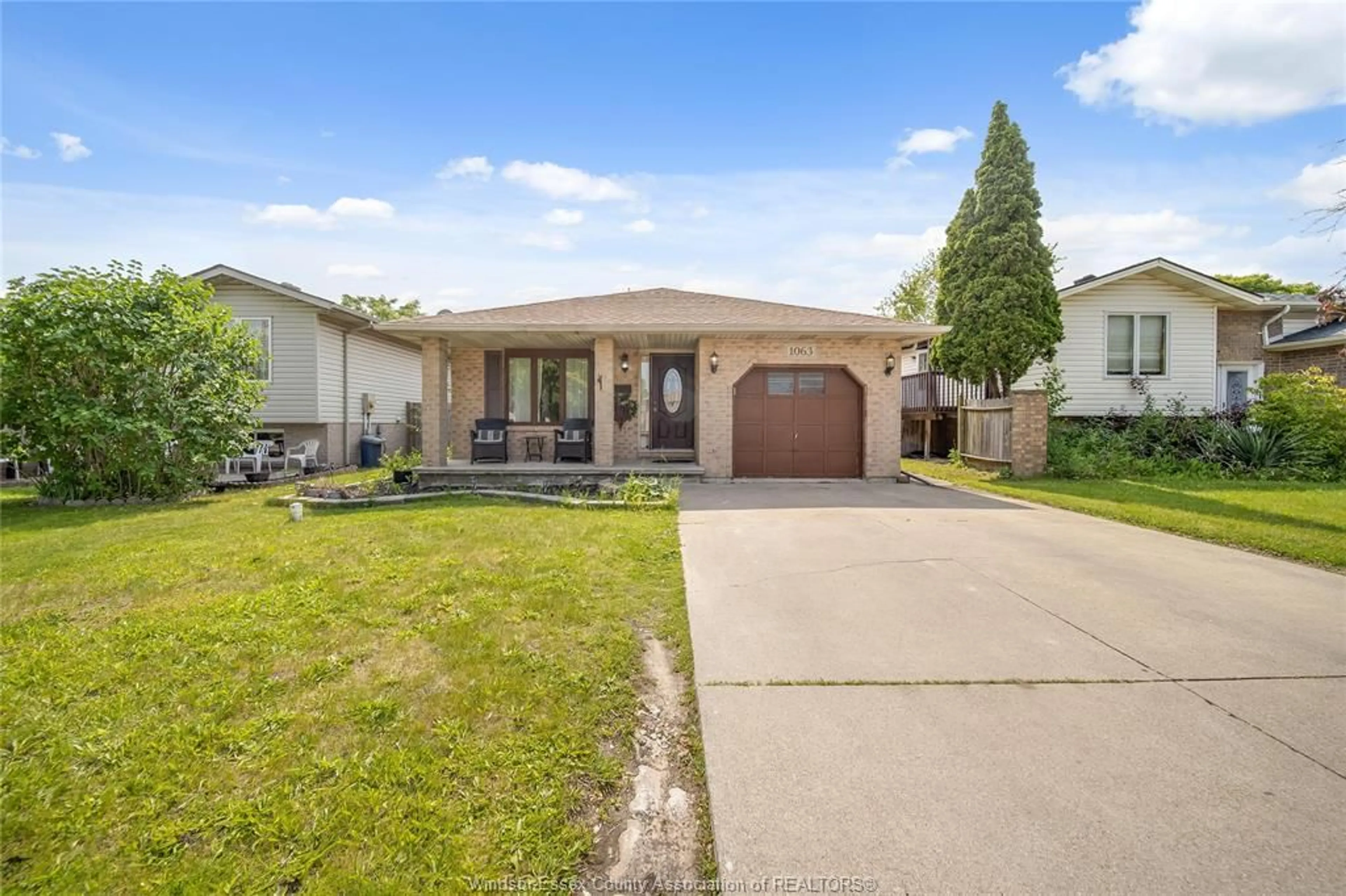 Home with vinyl exterior material, street for 1063 BROOKVIEW CRES, Windsor Ontario N8W 5H4