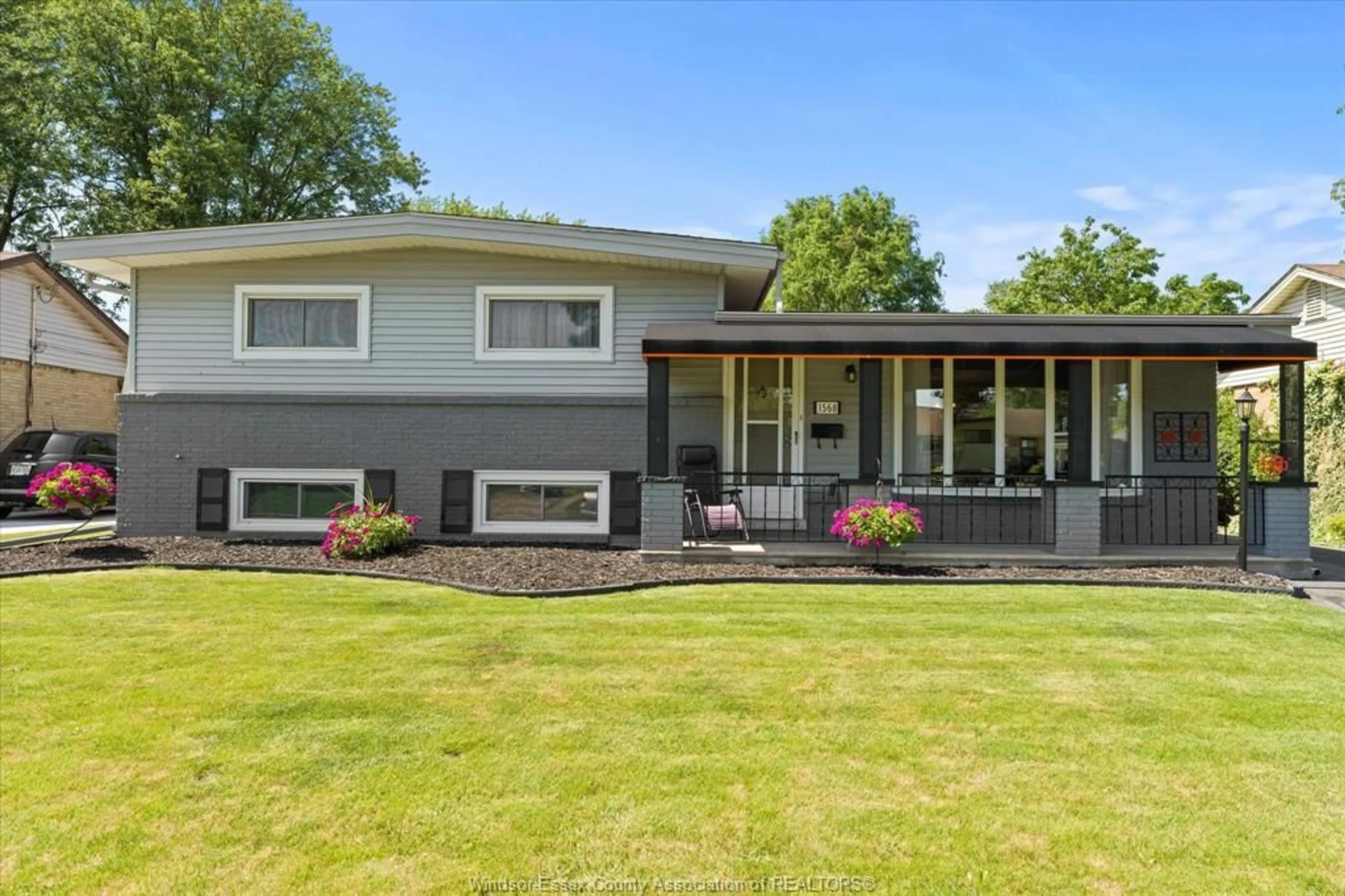 Home with vinyl exterior material, unknown for 1568 St. Gabriel Crt, Windsor Ontario N9E 1N9