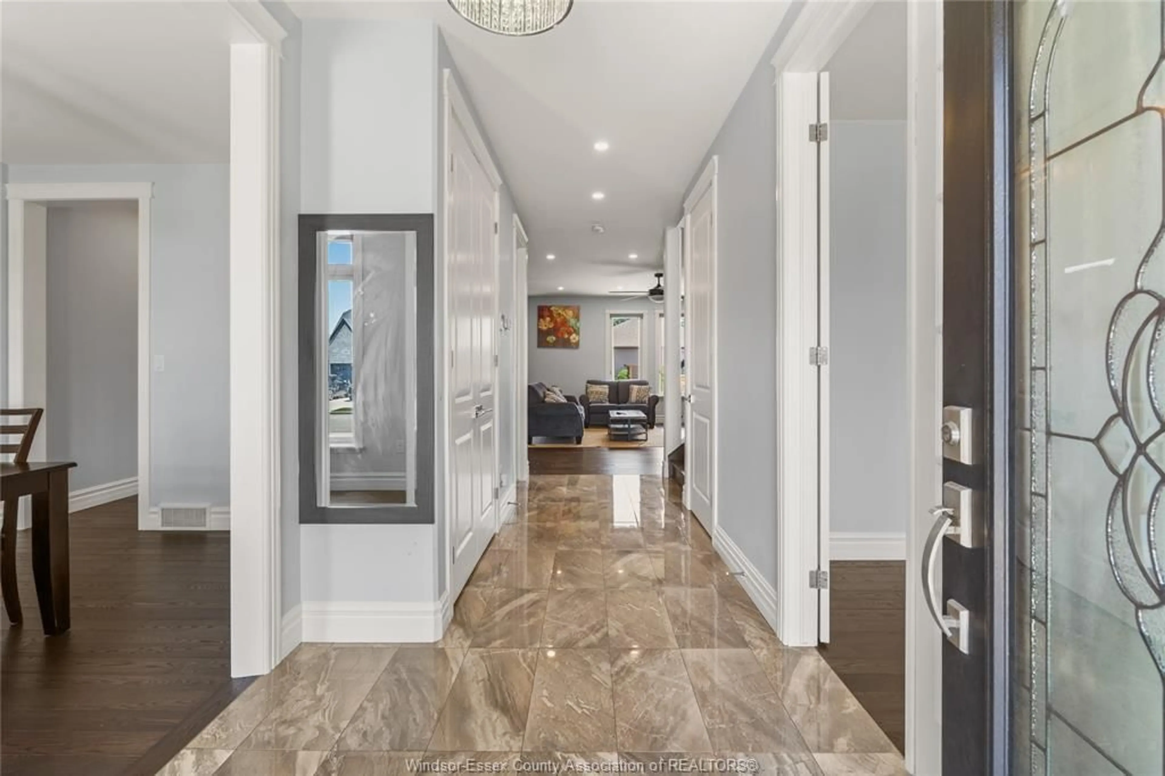 Indoor entryway for 934 CHATEAU Ave, Windsor Ontario N8P 0E6
