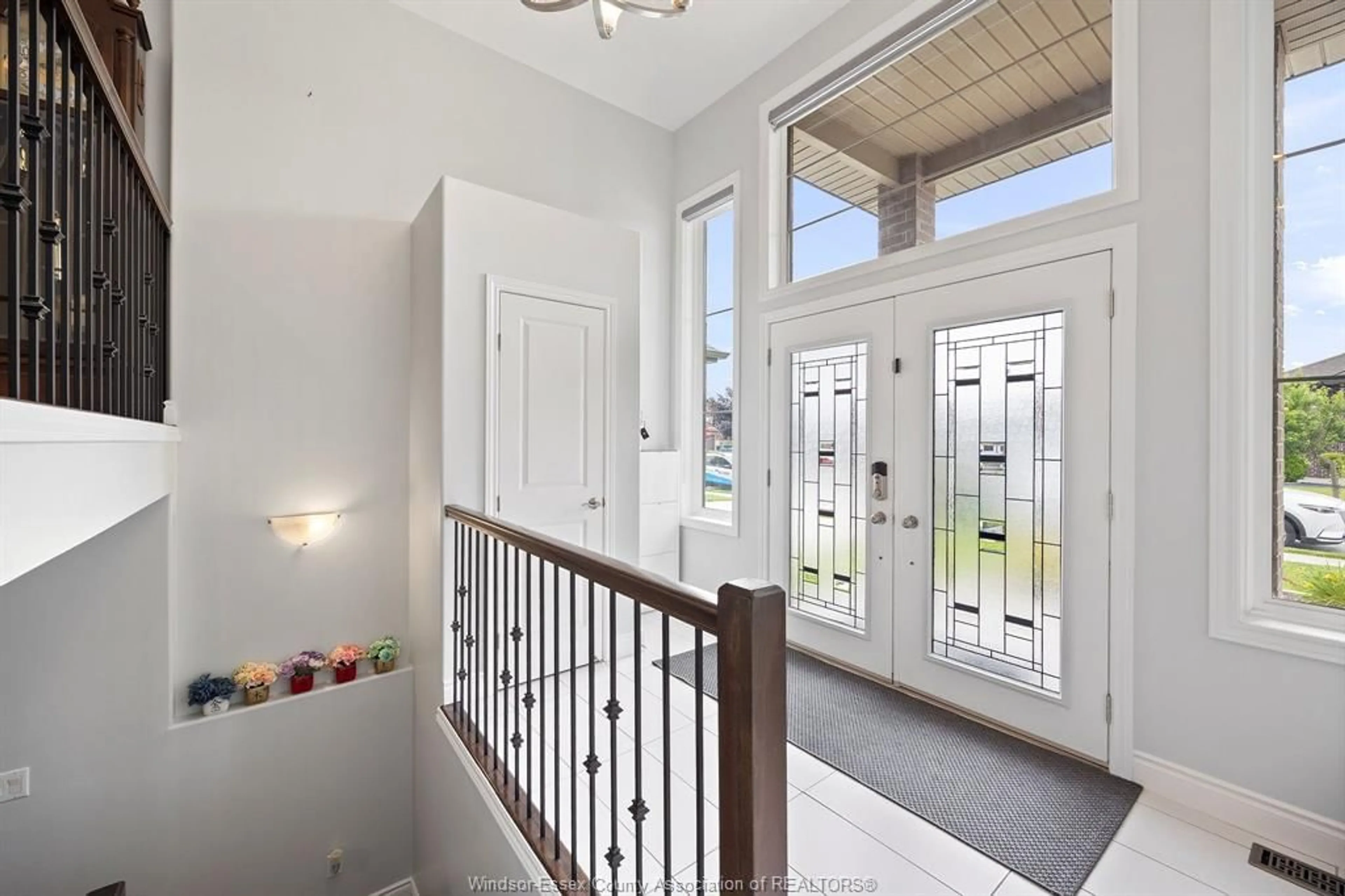 Indoor entryway for 2908 MCROBBIE Cres, Windsor Ontario N8R 0A7