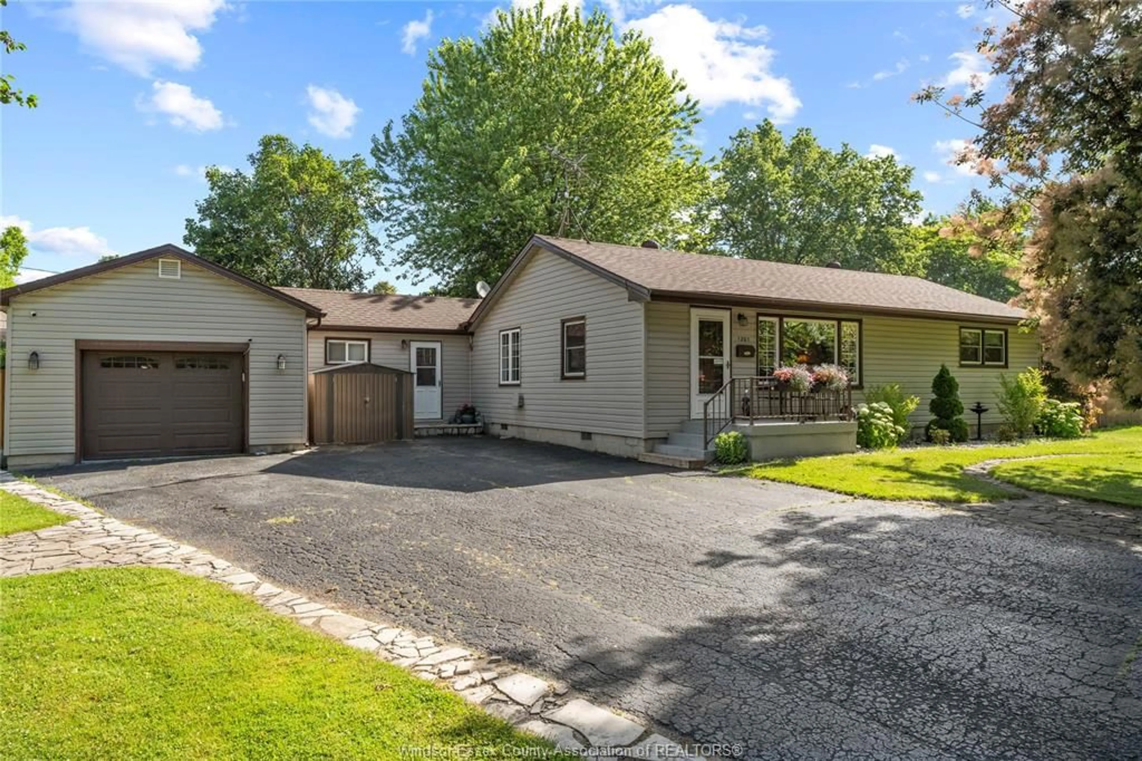 Unknown for 1201 STUART, LaSalle Ontario N9J 1Y3