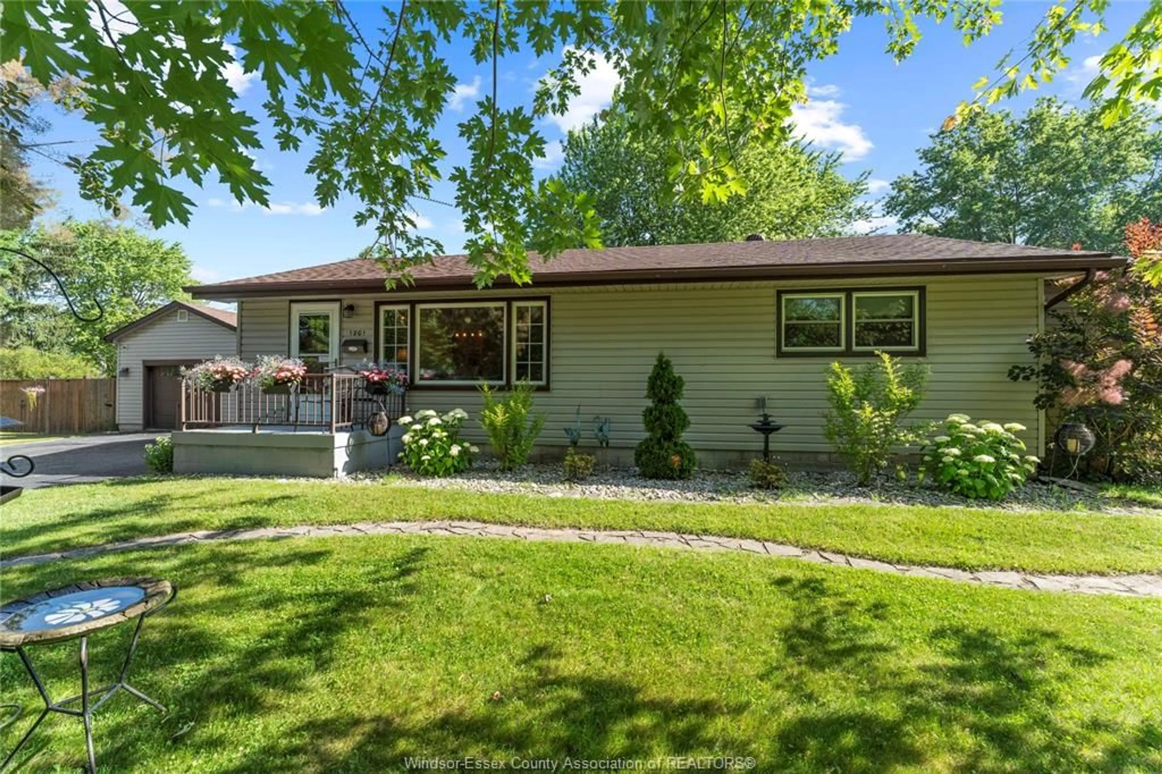 Unknown for 1201 STUART, LaSalle Ontario N9J 1Y3