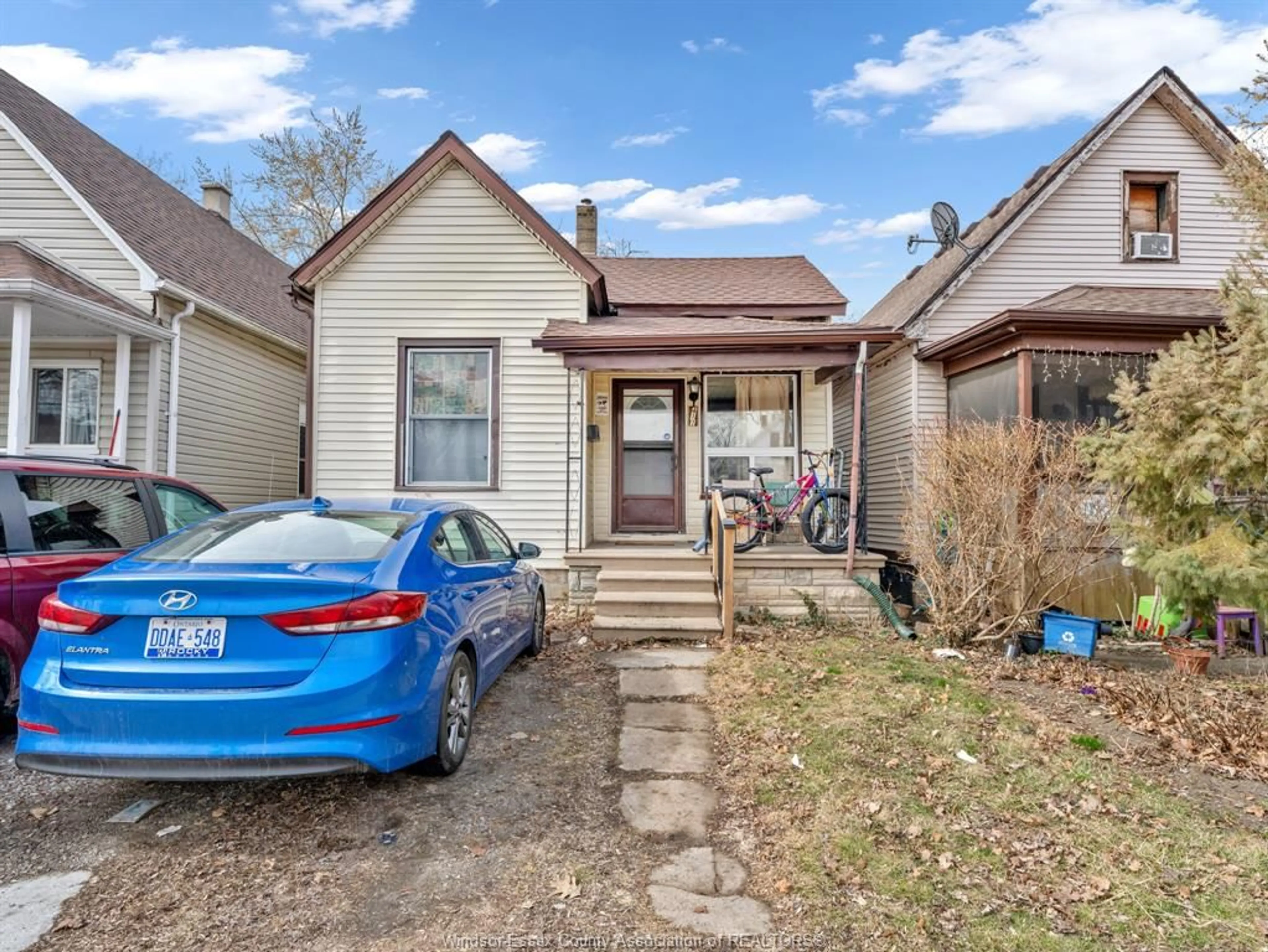 A pic from outside/outdoor area/front of a property/back of a property/a pic from drone, street for 417 BRIDGE, Windsor Ontario N9B 2M3