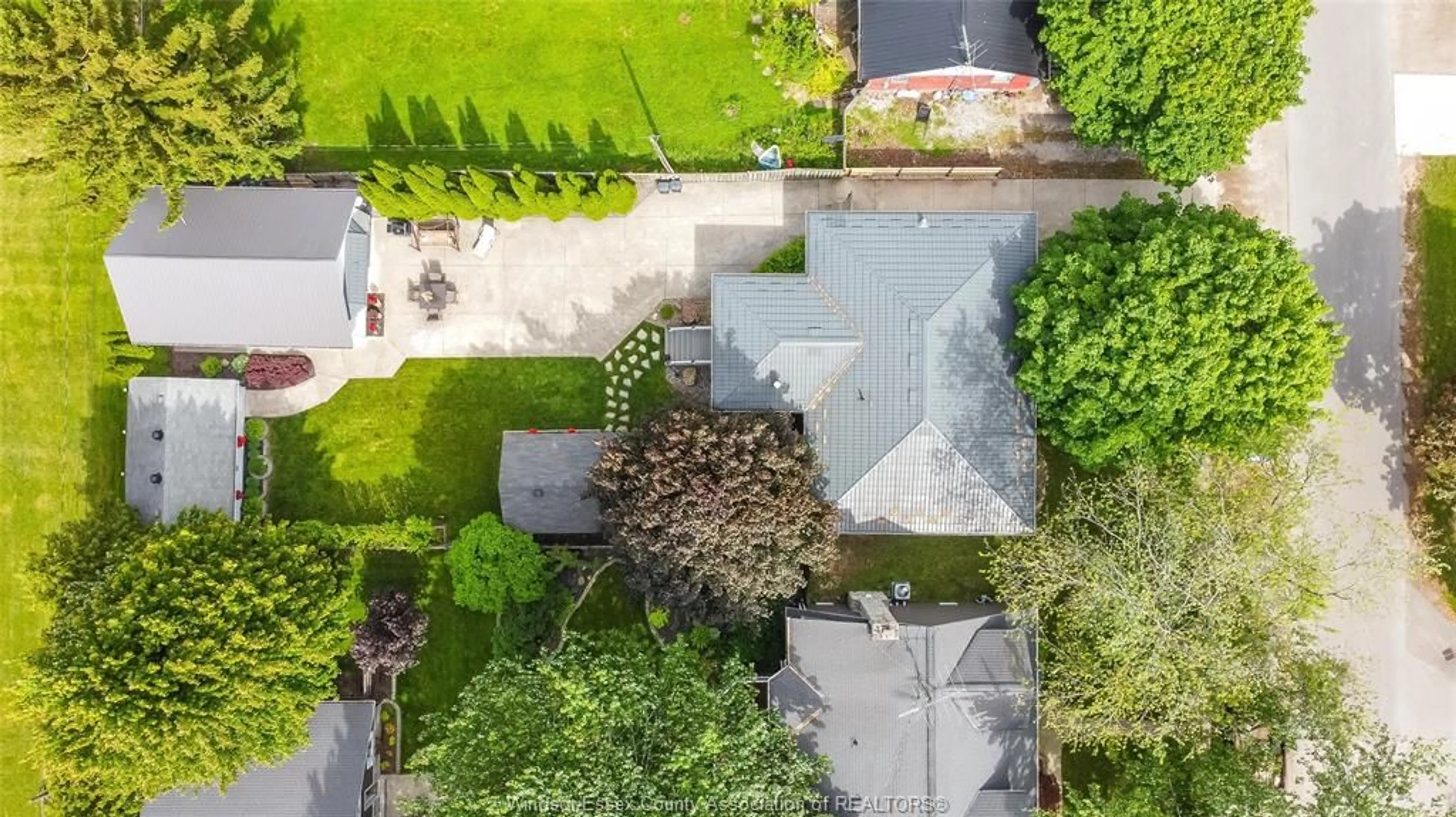 A pic from outside/outdoor area/front of a property/back of a property/a pic from drone, street for 164 MUNGER Ave, Harrow Ontario N0R 1G0