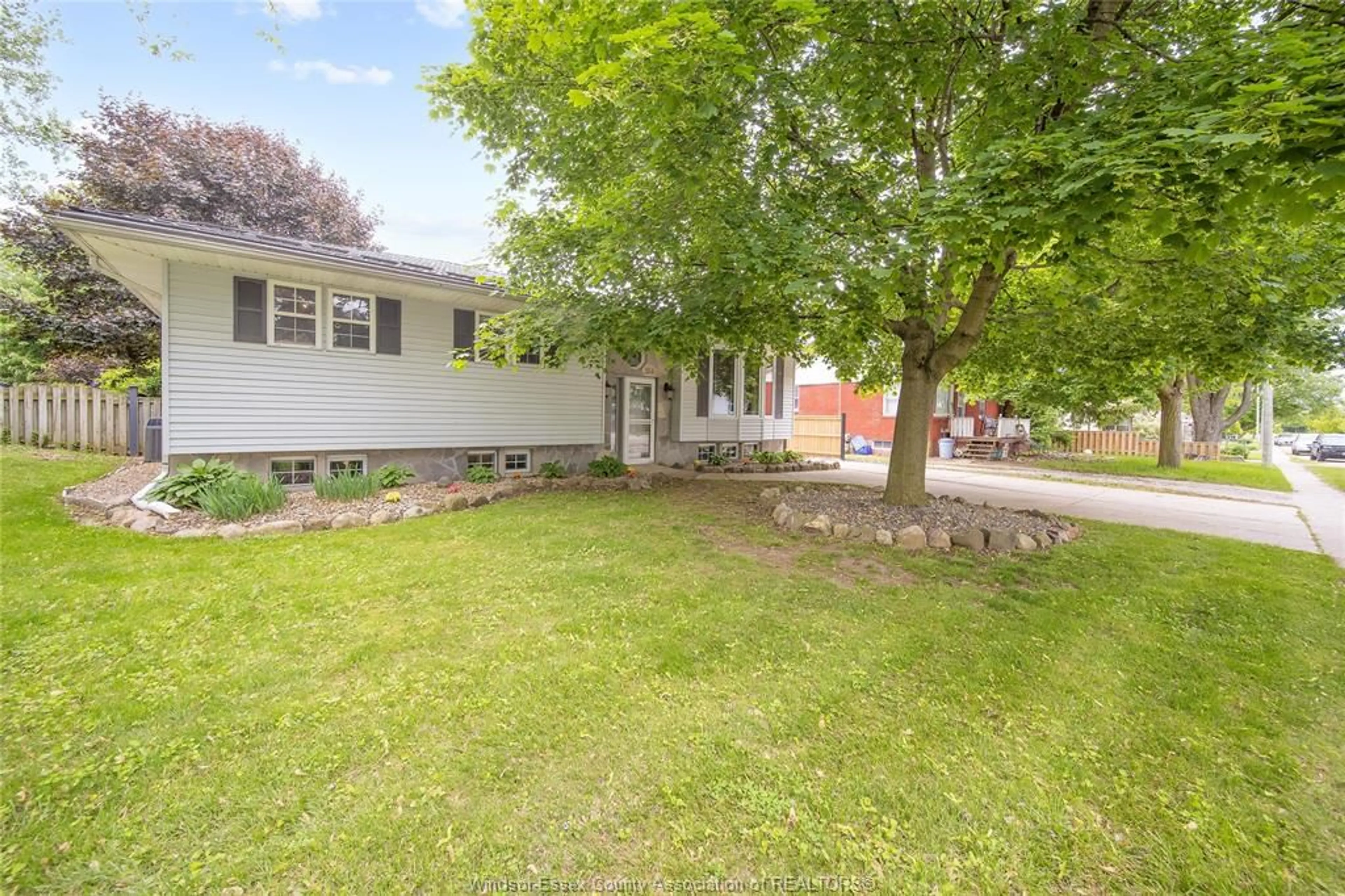 A pic from outside/outdoor area/front of a property/back of a property/a pic from drone, street for 164 MUNGER Ave, Harrow Ontario N0R 1G0