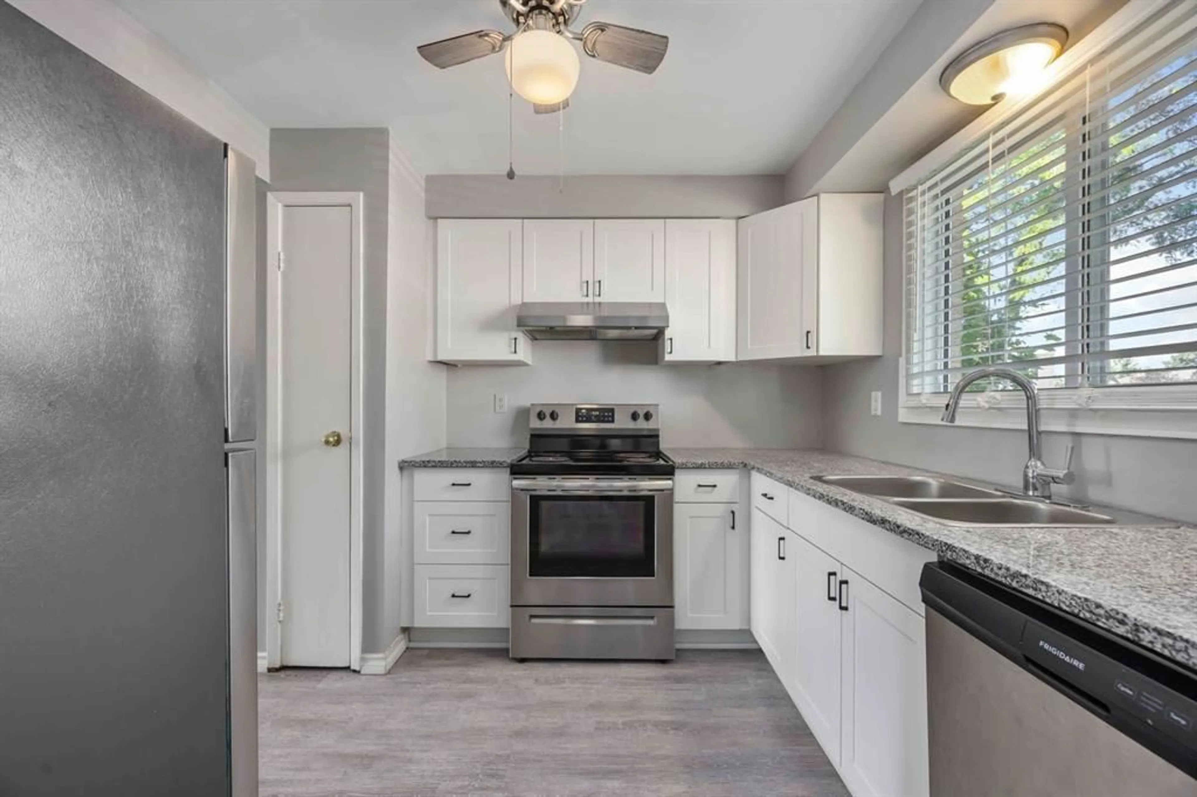 Standard kitchen, unknown for 27 TURNER Dr, Sarnia Ontario N7S 4R9