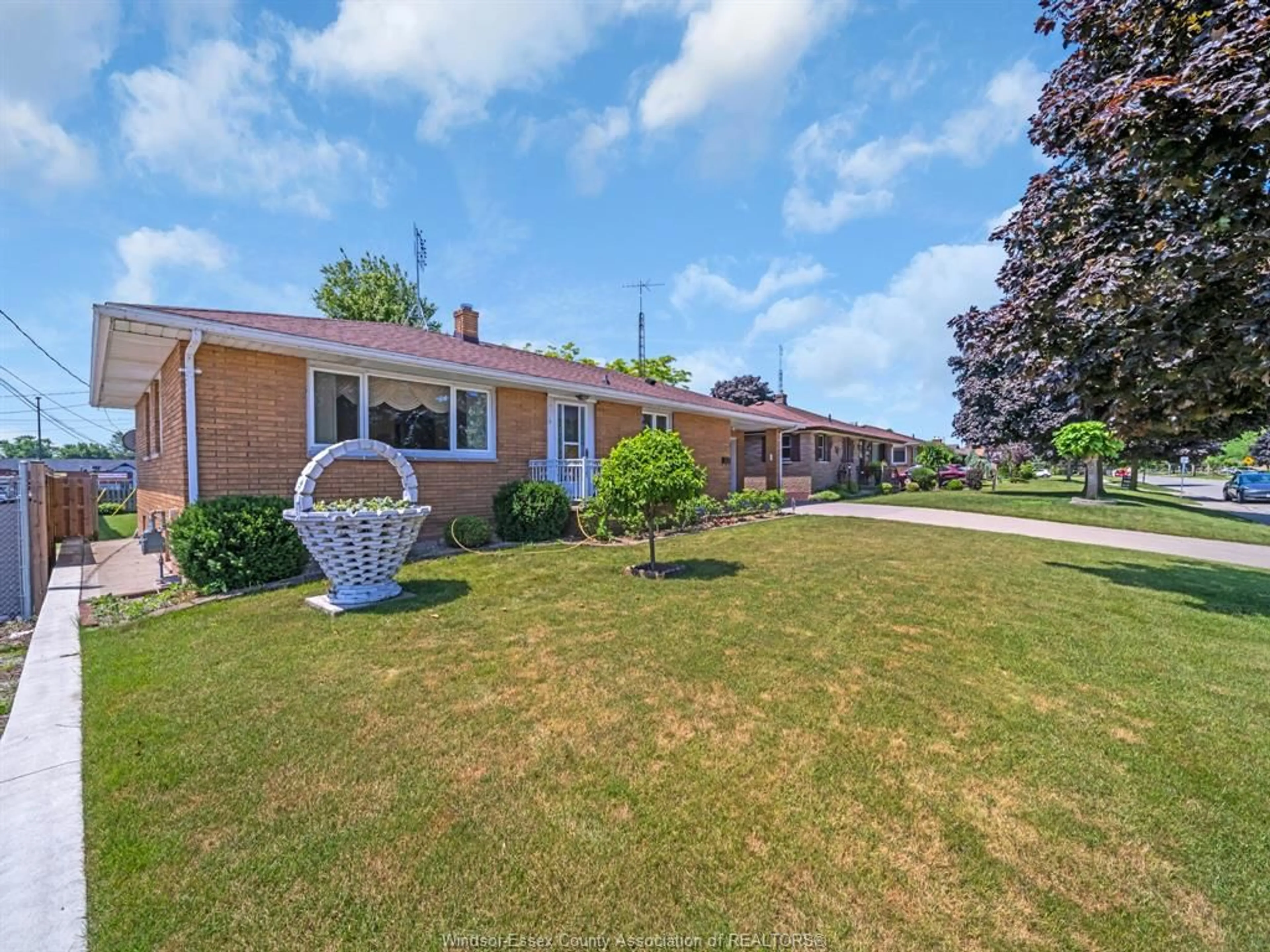 A pic from outside/outdoor area/front of a property/back of a property/a pic from drone, unknown for 4 PULFORD, Leamington Ontario N8H 2J3
