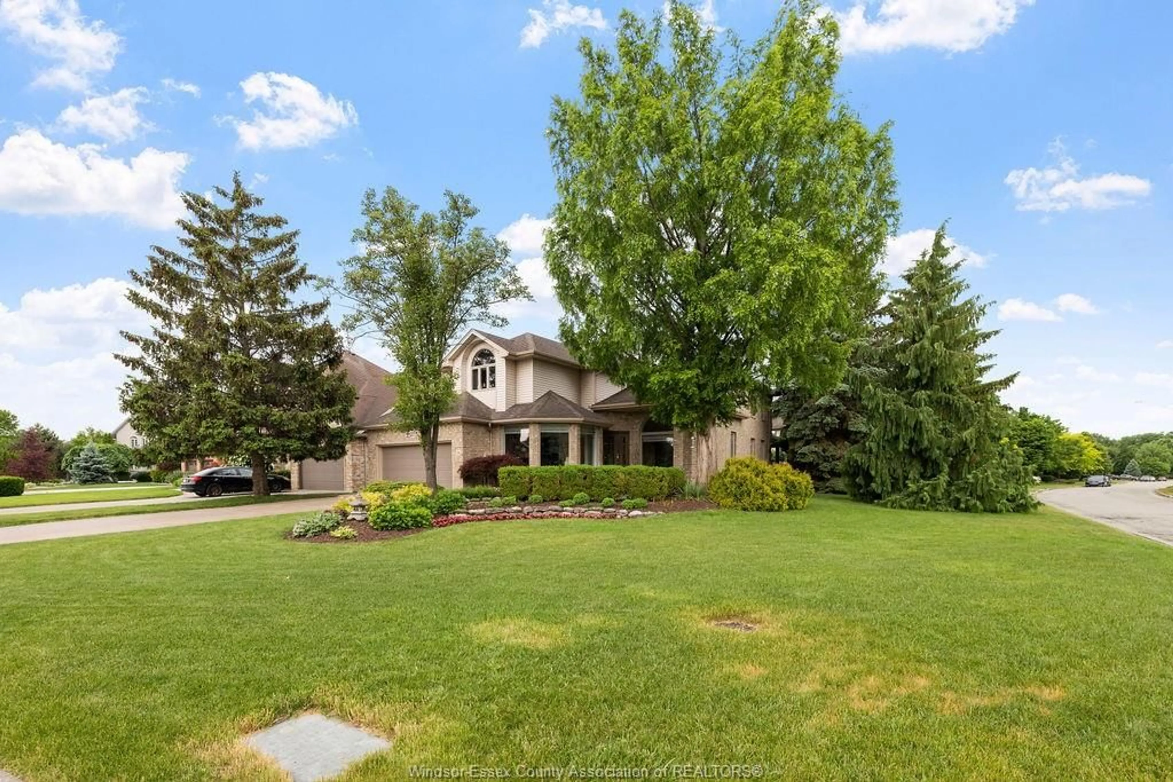 A pic from outside/outdoor area/front of a property/back of a property/a pic from drone, unknown for 127 MCMURREN Cres, Lakeshore Ontario N8N 4R5