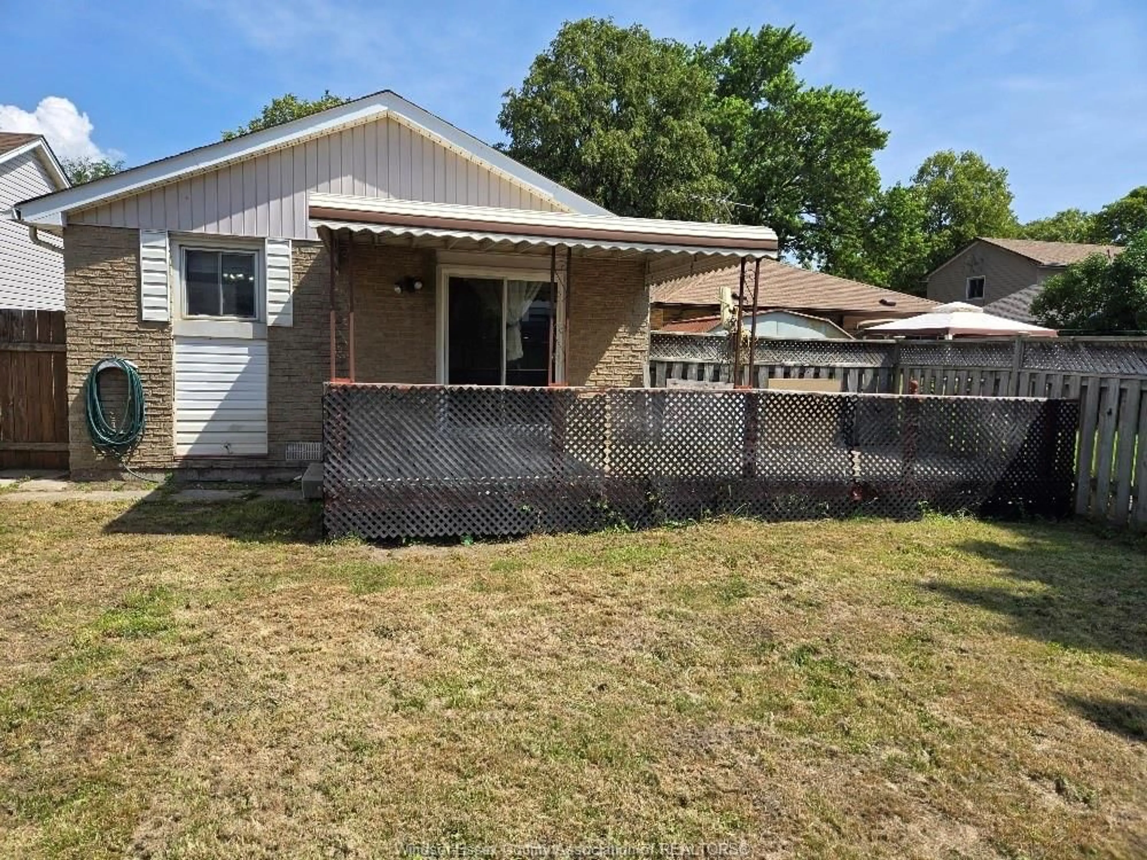 A pic from outside/outdoor area/front of a property/back of a property/a pic from drone, building for 1388 COTTAGE Pl, Windsor Ontario N8S 4H7