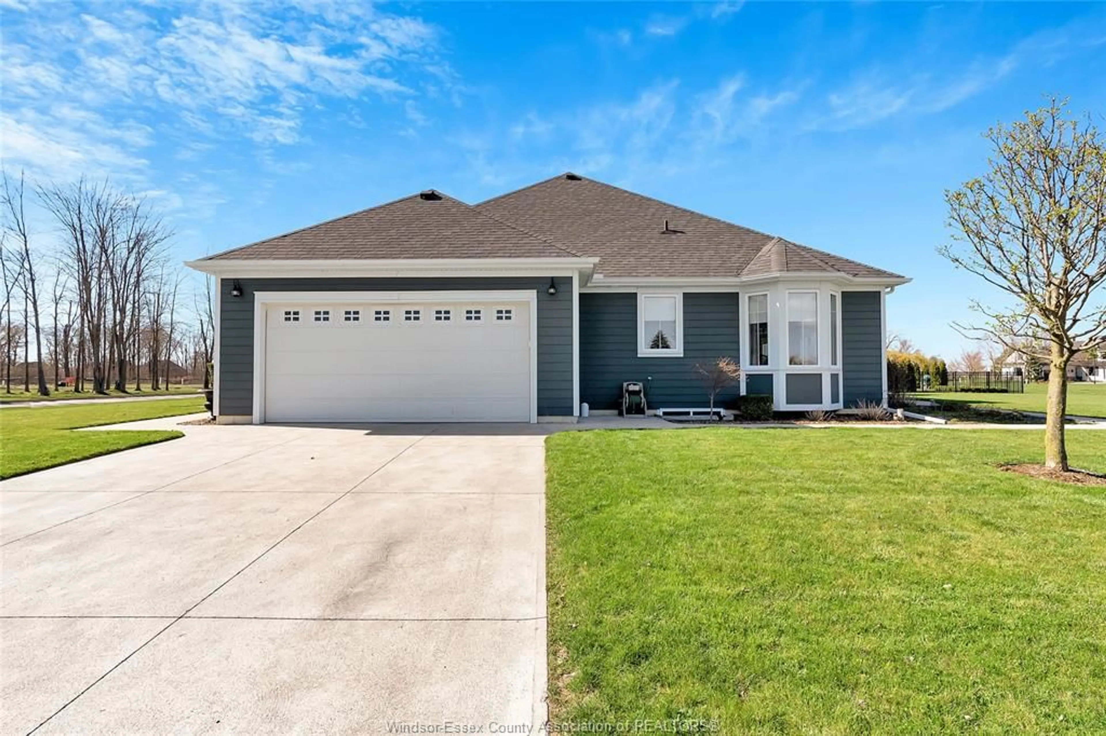 Home with vinyl exterior material, water/lake/river/ocean view for 554 GOLD COAST Dr, Amherstburg Ontario N9V 4B8