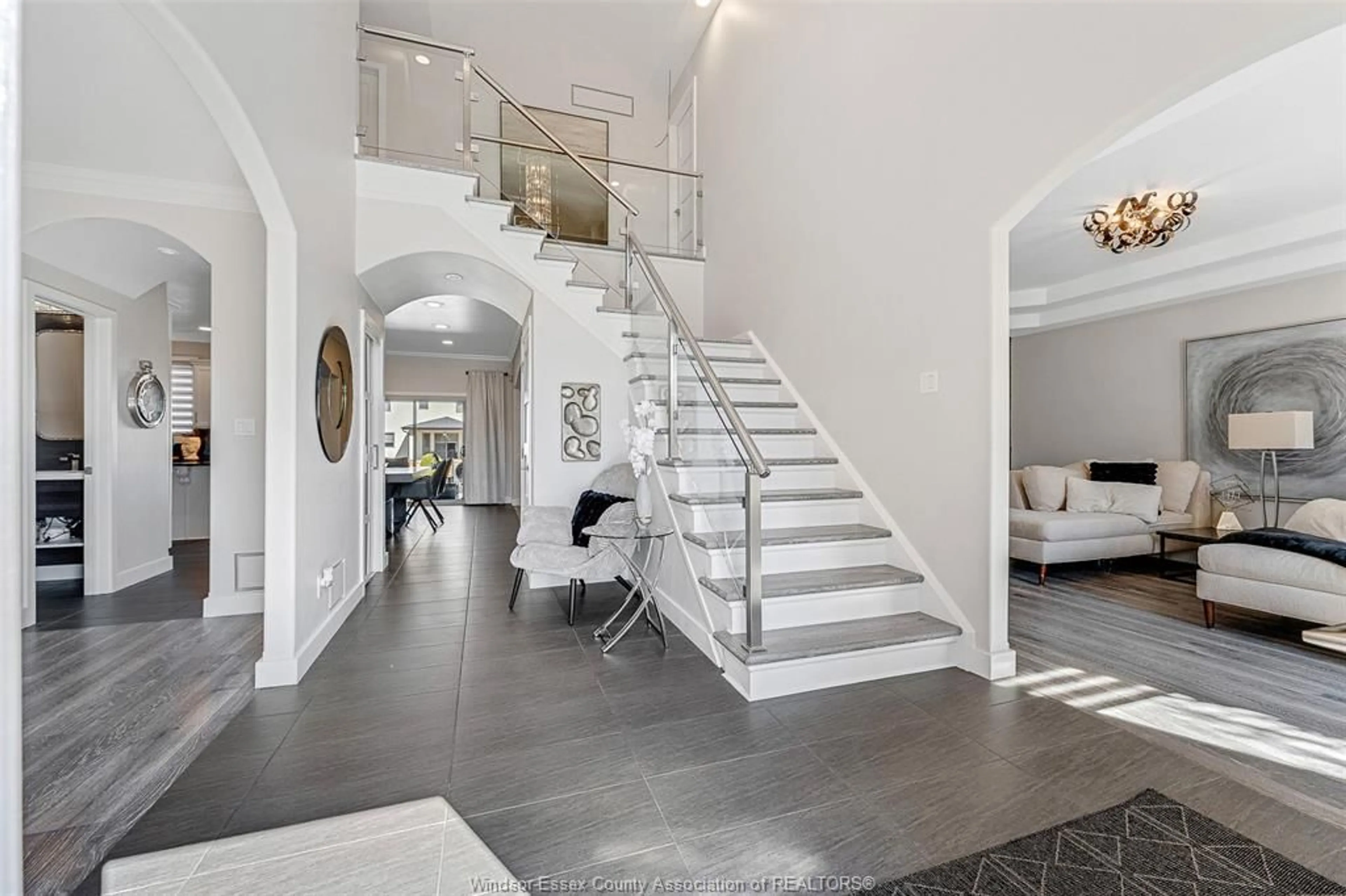 Indoor foyer for 1098 REGENCY Cres, Lakeshore Ontario N8L 0W1