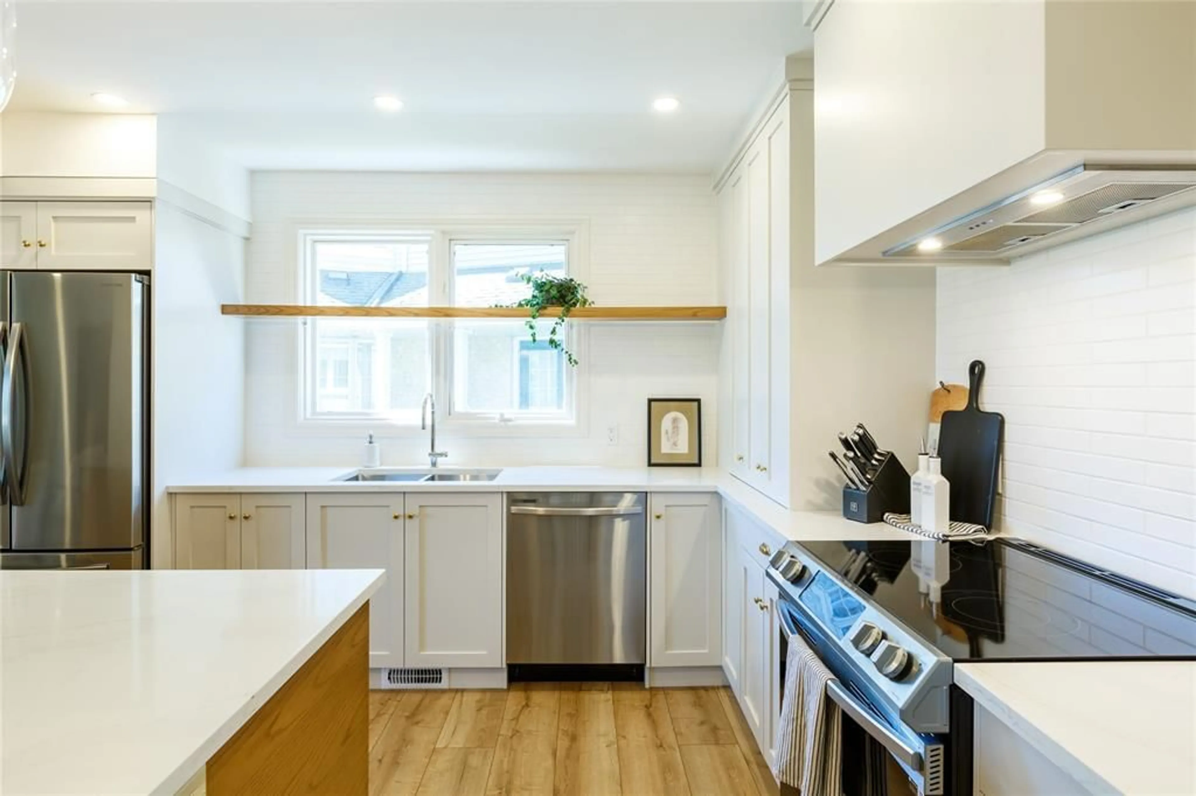 Contemporary kitchen, unknown for 1614 BLACKWELL Rd, Sarnia Ontario N7X 1A4