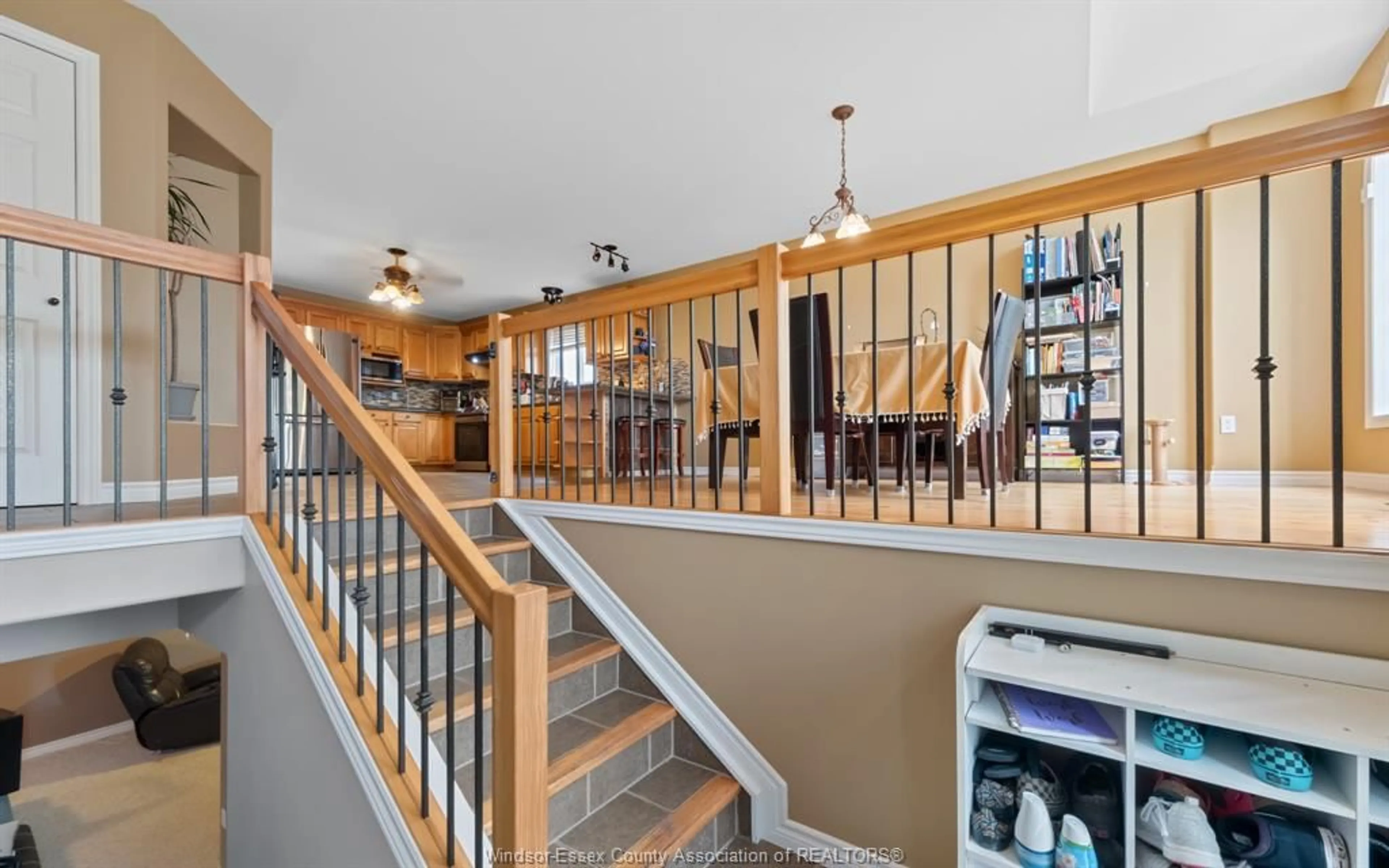 Indoor foyer for 89 HAZEL Cres, Kingsville Ontario N9Y 0B2