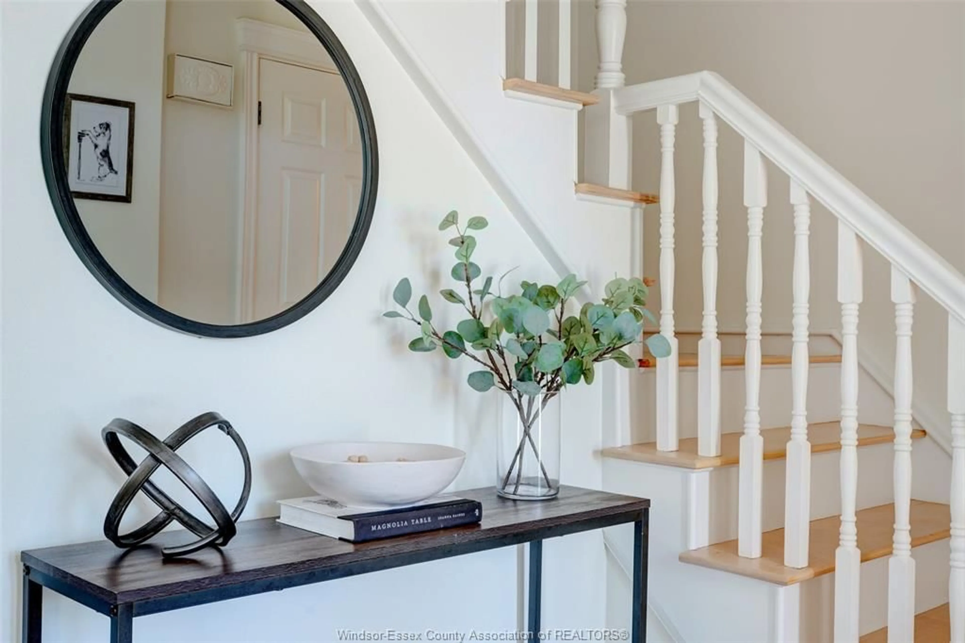 Indoor entryway for 221 DONALDA Crt, Tecumseh Ontario N8N 3K2