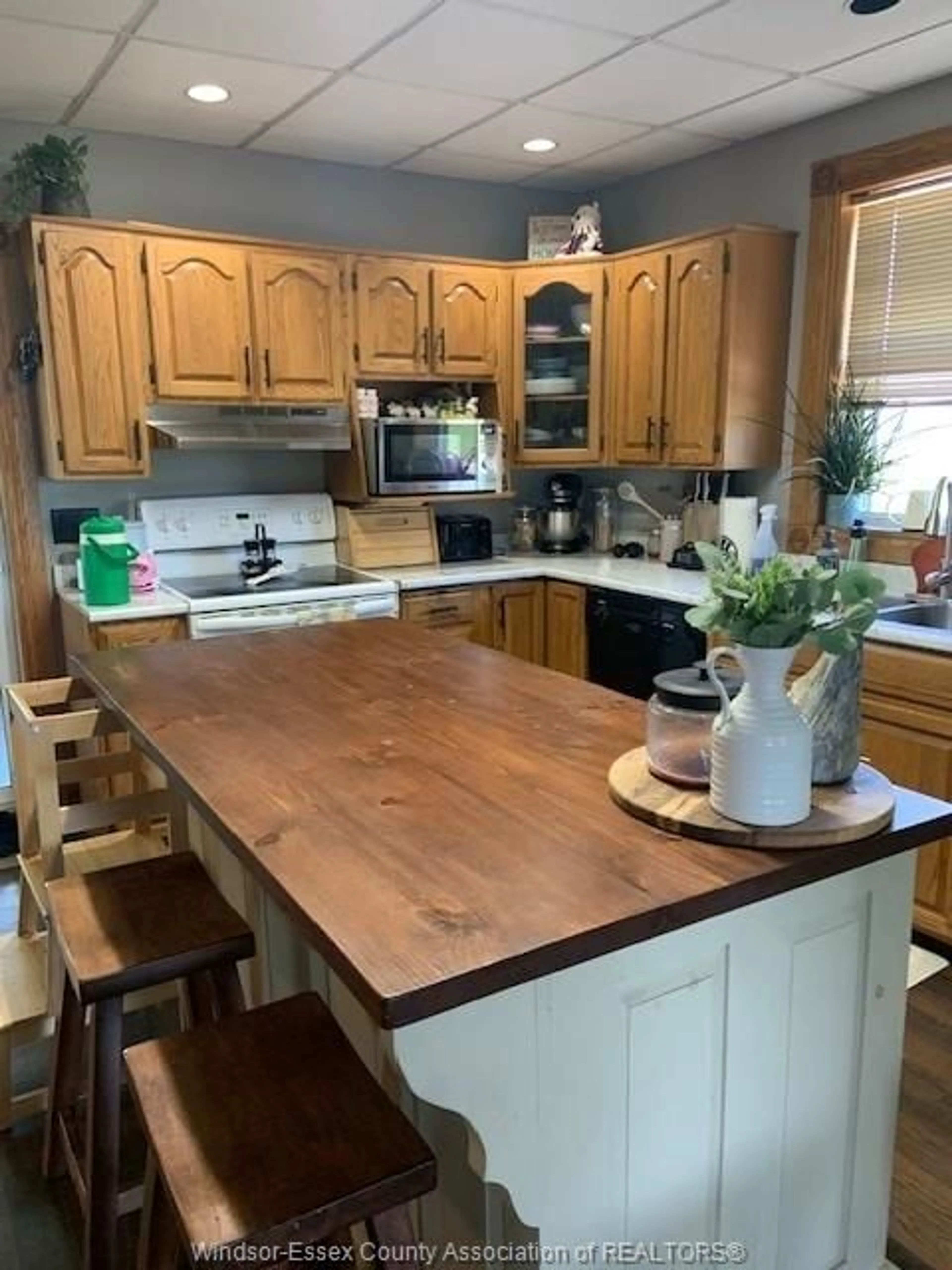 Rustic kitchen, wood/laminate floor for 2219 COUNTY ROAD 14, Leamington Ontario N0P 2P0