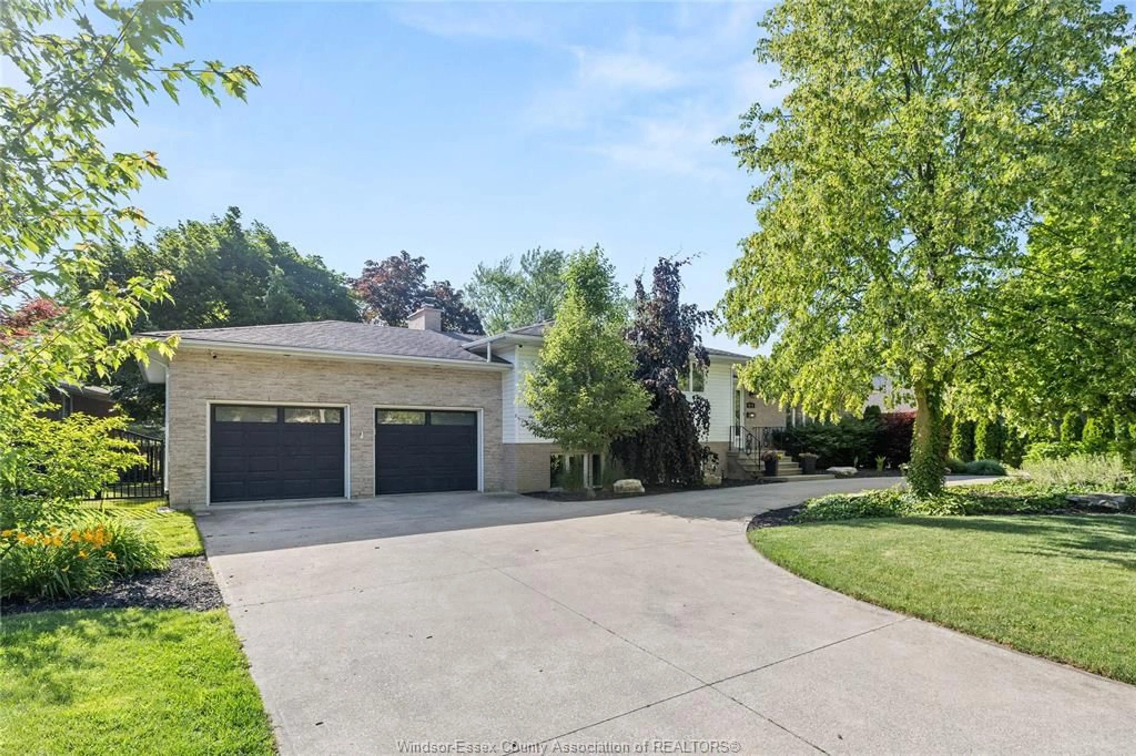 A pic from outside/outdoor area/front of a property/back of a property/a pic from drone, street for 4259 ROSELAND Dr, Windsor Ontario N9G 1Y6