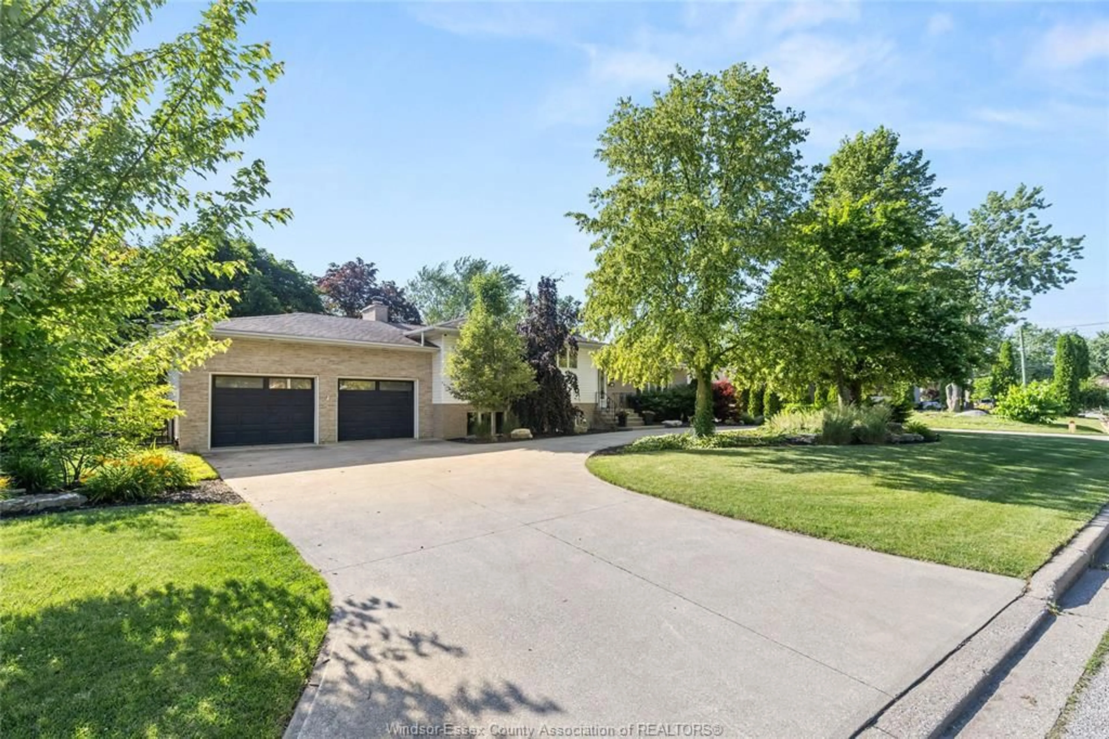A pic from outside/outdoor area/front of a property/back of a property/a pic from drone, street for 4259 ROSELAND Dr, Windsor Ontario N9G 1Y6