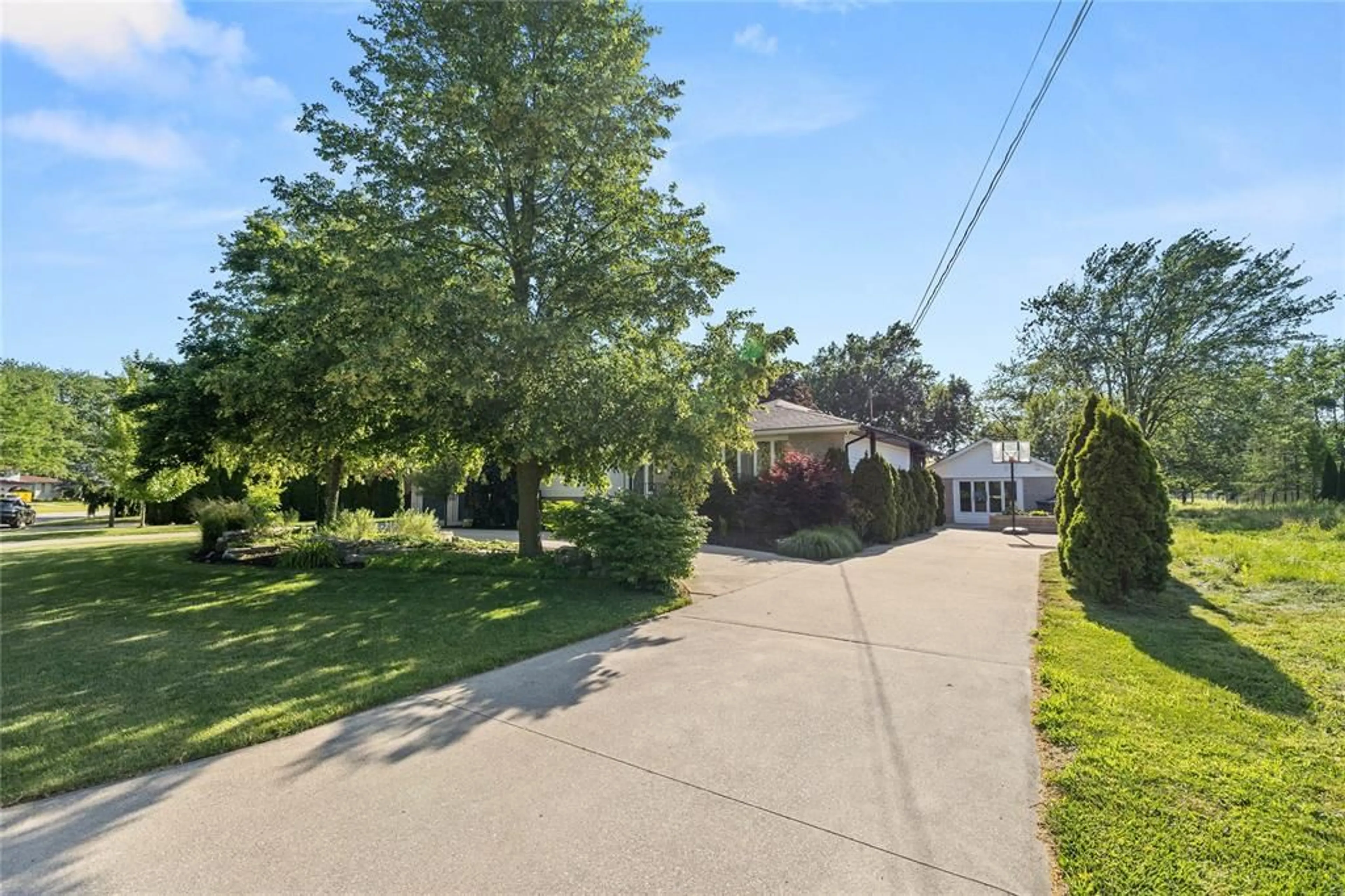 A pic from outside/outdoor area/front of a property/back of a property/a pic from drone, street for 4259 ROSELAND Dr, Windsor Ontario N9G 1Y6