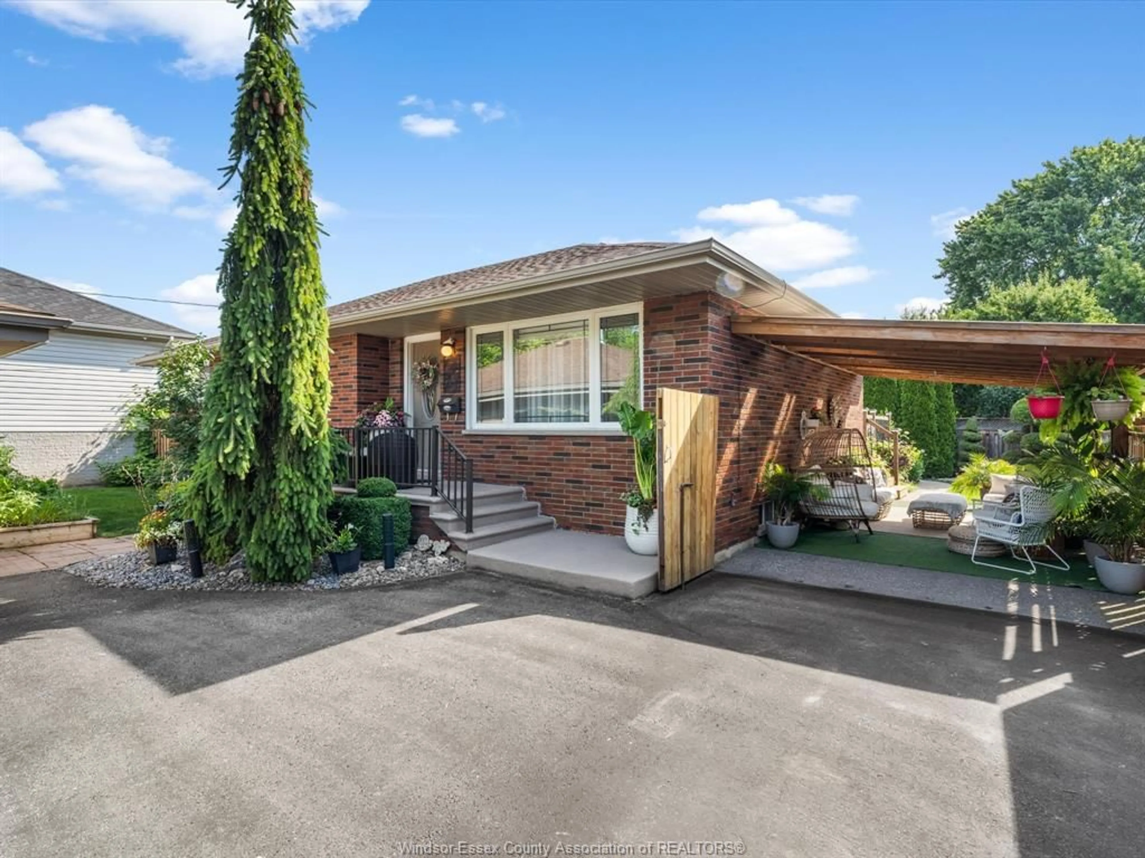 A pic from outside/outdoor area/front of a property/back of a property/a pic from drone, street for 2950 LAUZON, Windsor Ontario N8T 2Z8