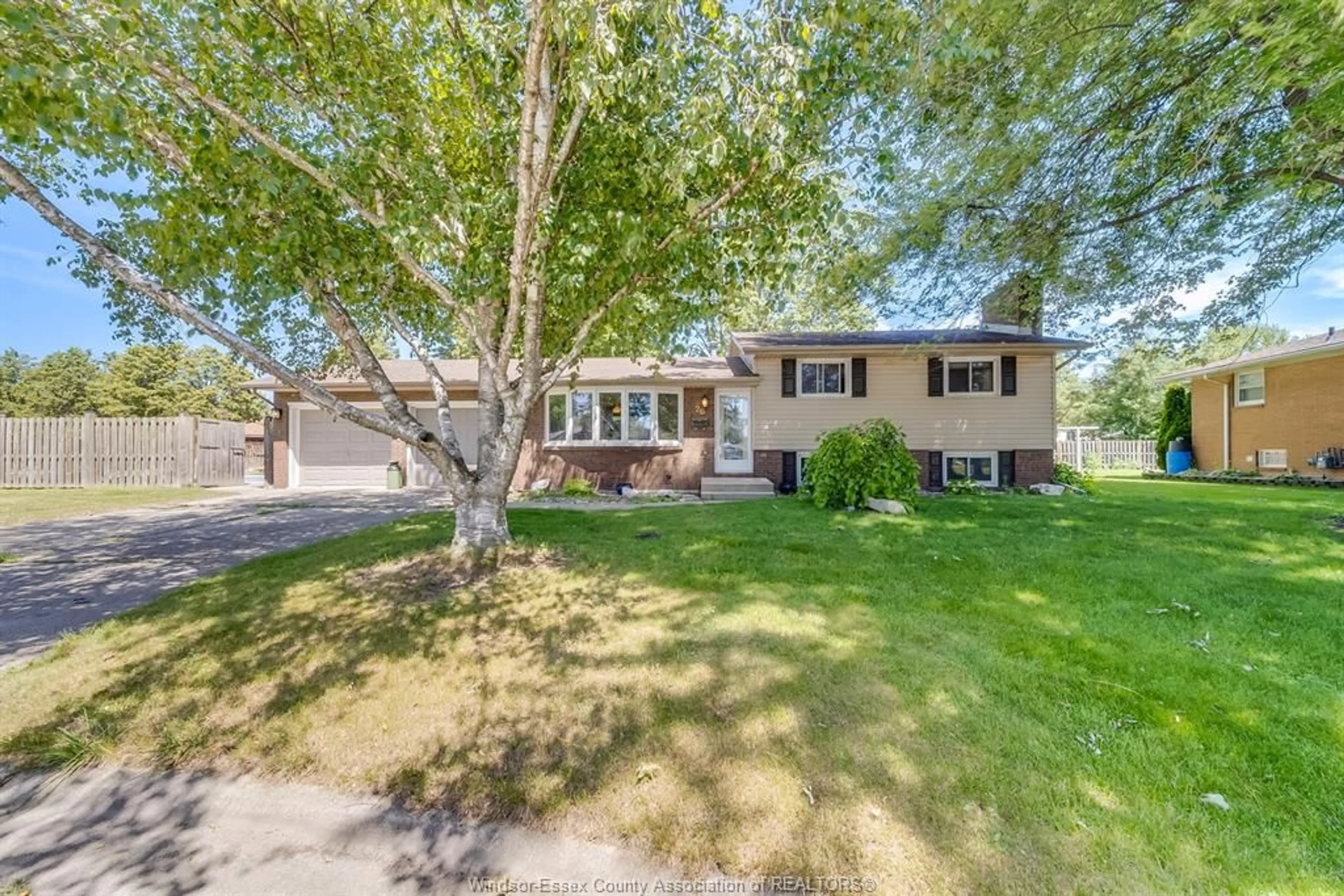 Home with vinyl exterior material, street for 26 SPRING Crt, Amherstburg Ontario N9V 3A9