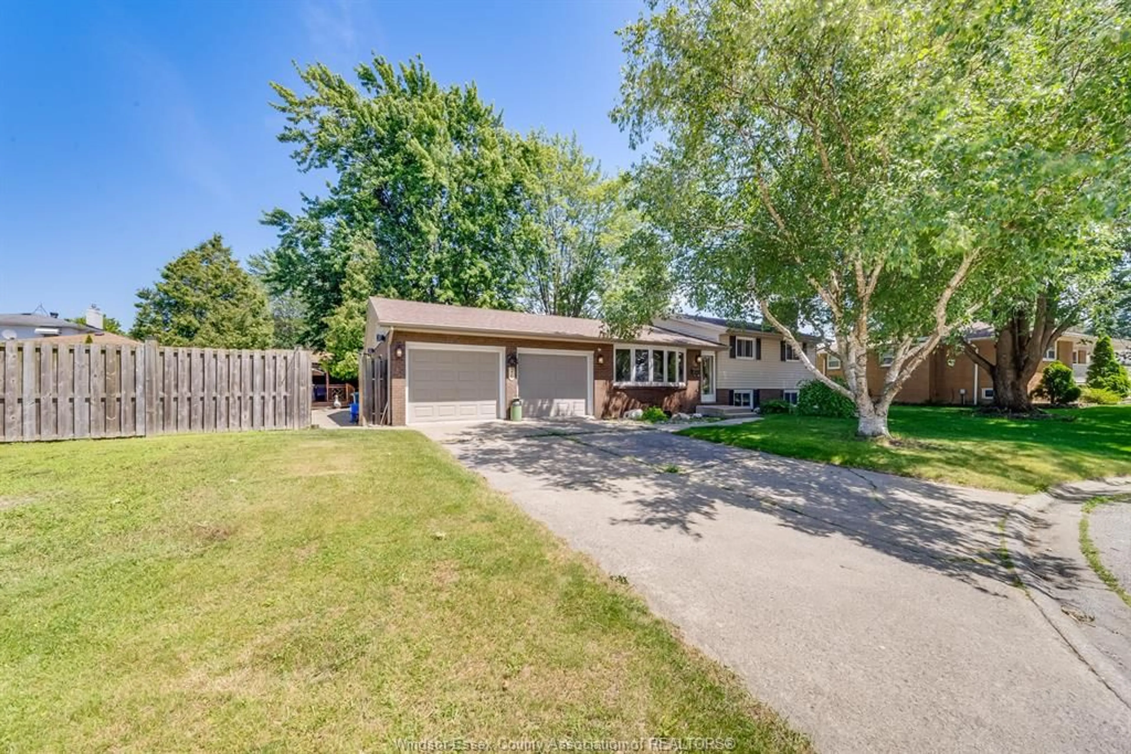 A pic from outside/outdoor area/front of a property/back of a property/a pic from drone, street for 26 SPRING Crt, Amherstburg Ontario N9V 3A9