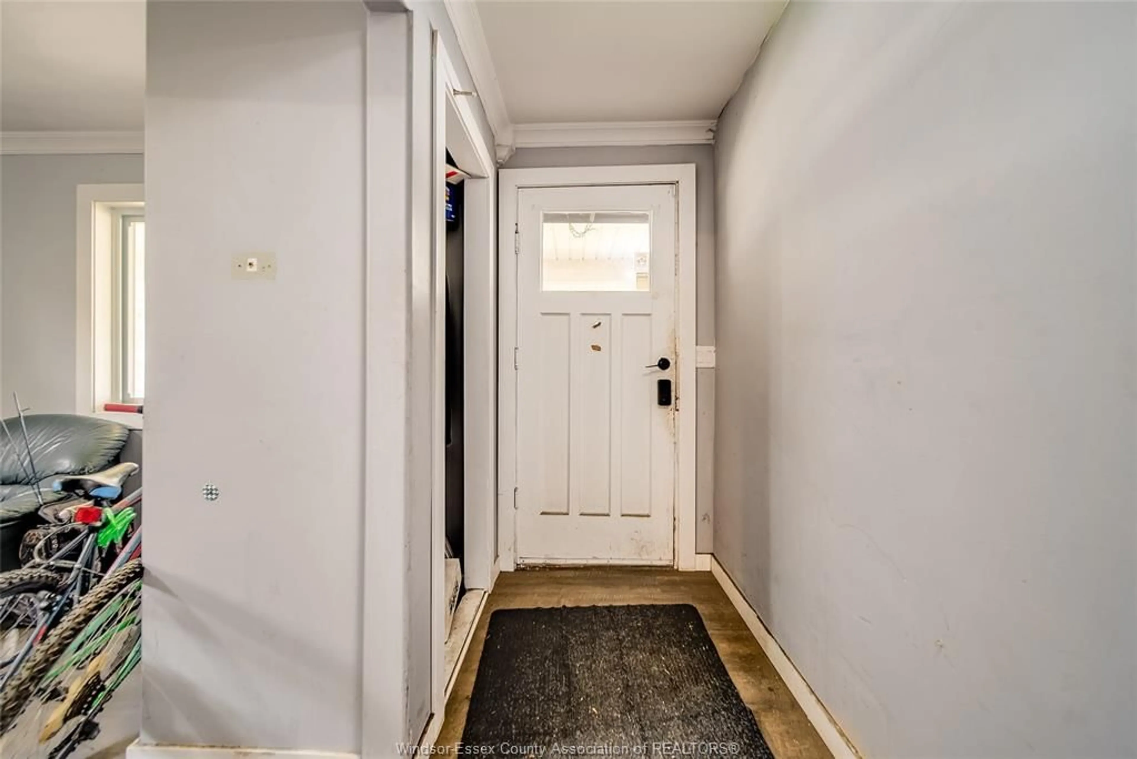 Indoor entryway for 3235 MILLEN St, Windsor Ontario N9C 1T1