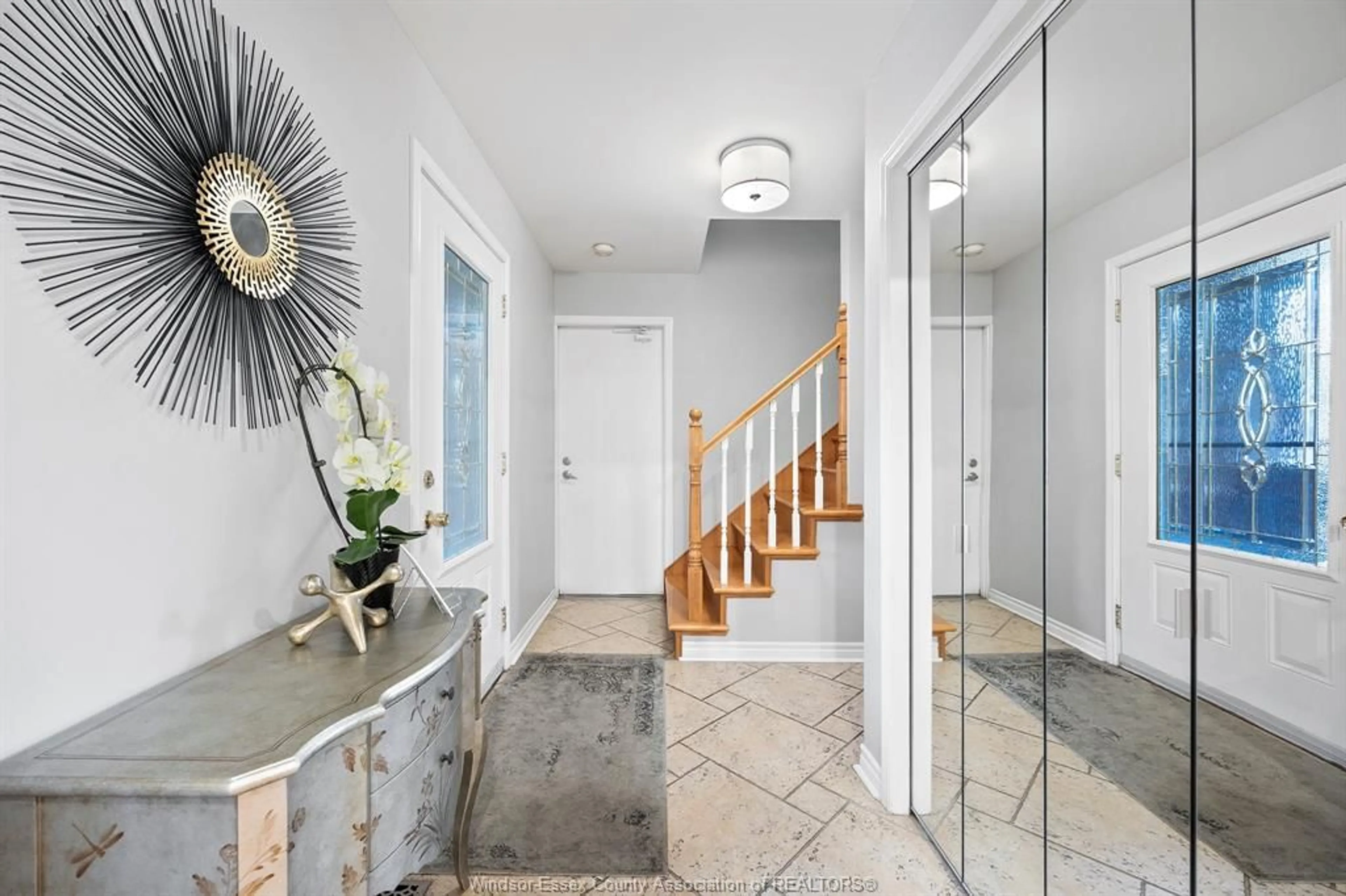 Indoor entryway for 2490 GLENWOOD Ave, Windsor Ontario N9E 2X6