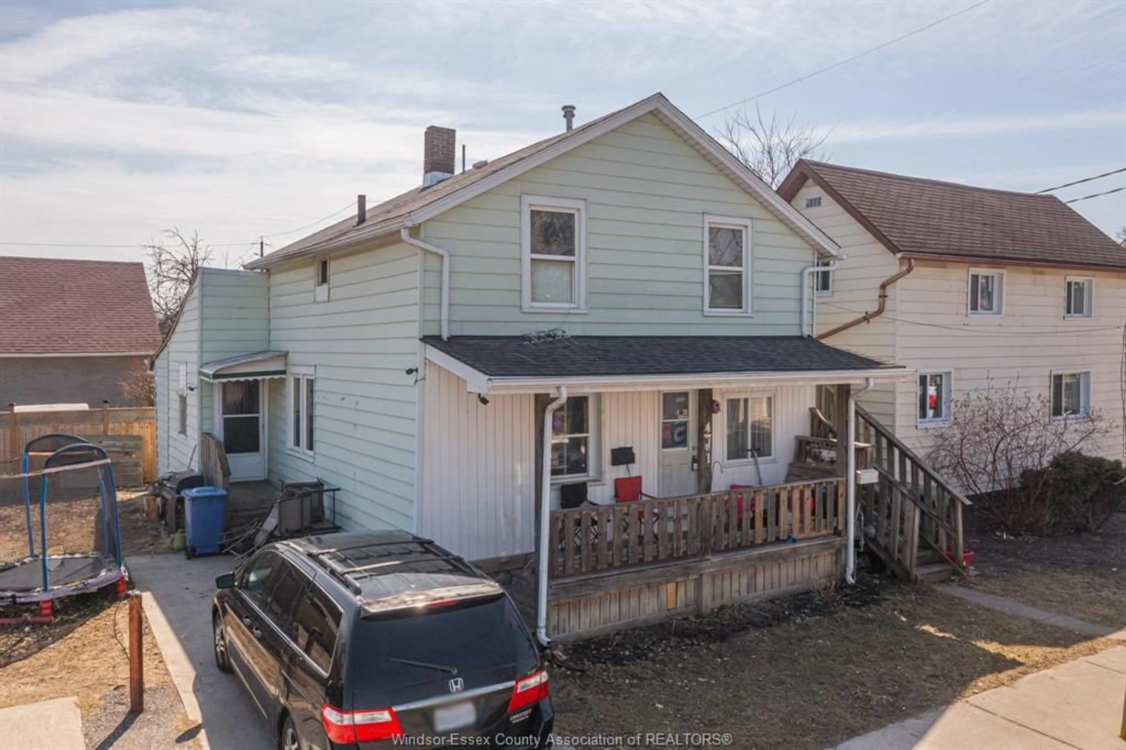 A pic from outside/outdoor area/front of a property/back of a property/a pic from drone, street for 471 TUSCARORA St, Windsor Ontario N9A 3M1