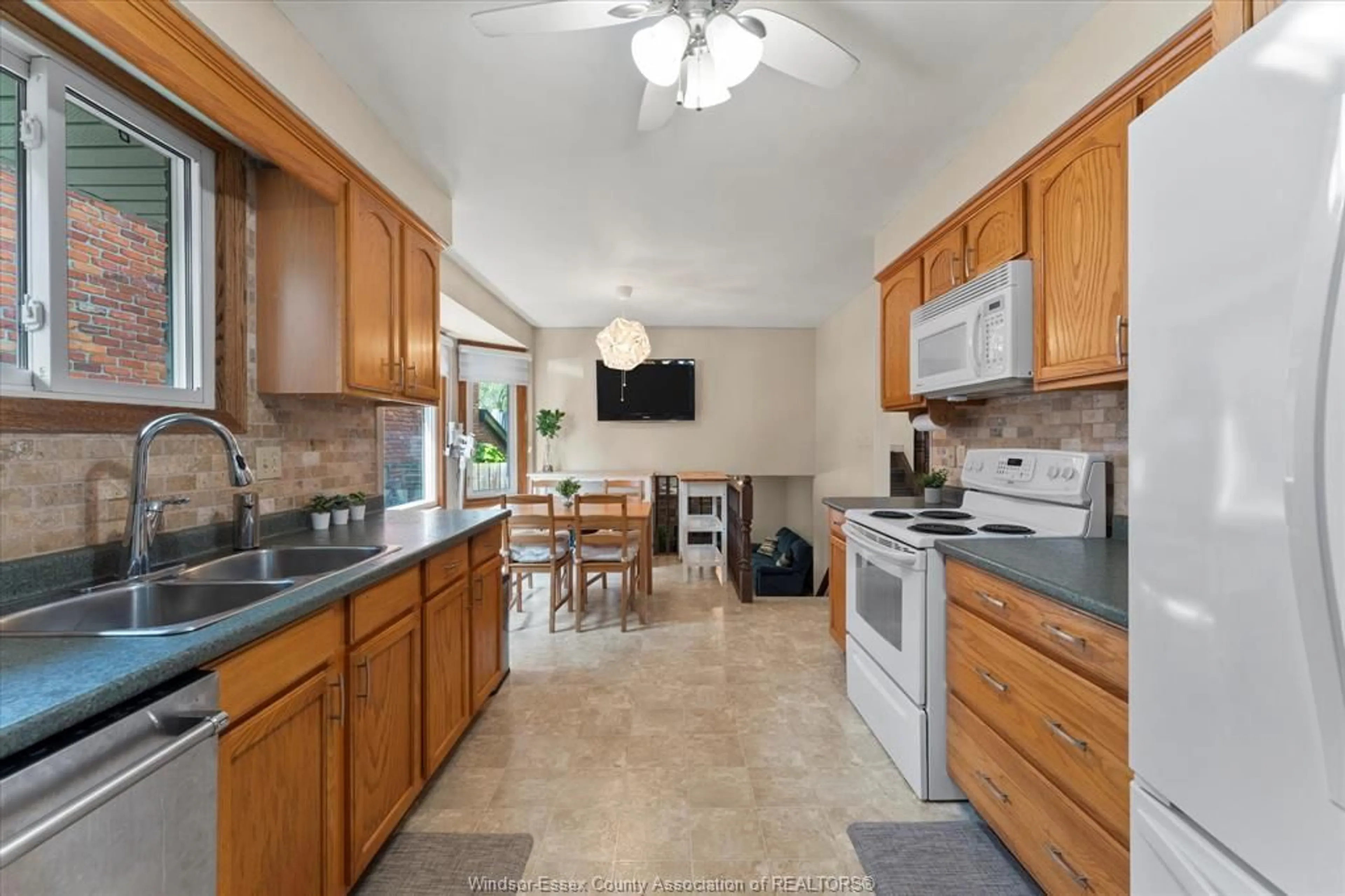 Standard kitchen, ceramic/tile floor for 12835 Dillon Dr, Tecumseh Ontario N8N 3L9