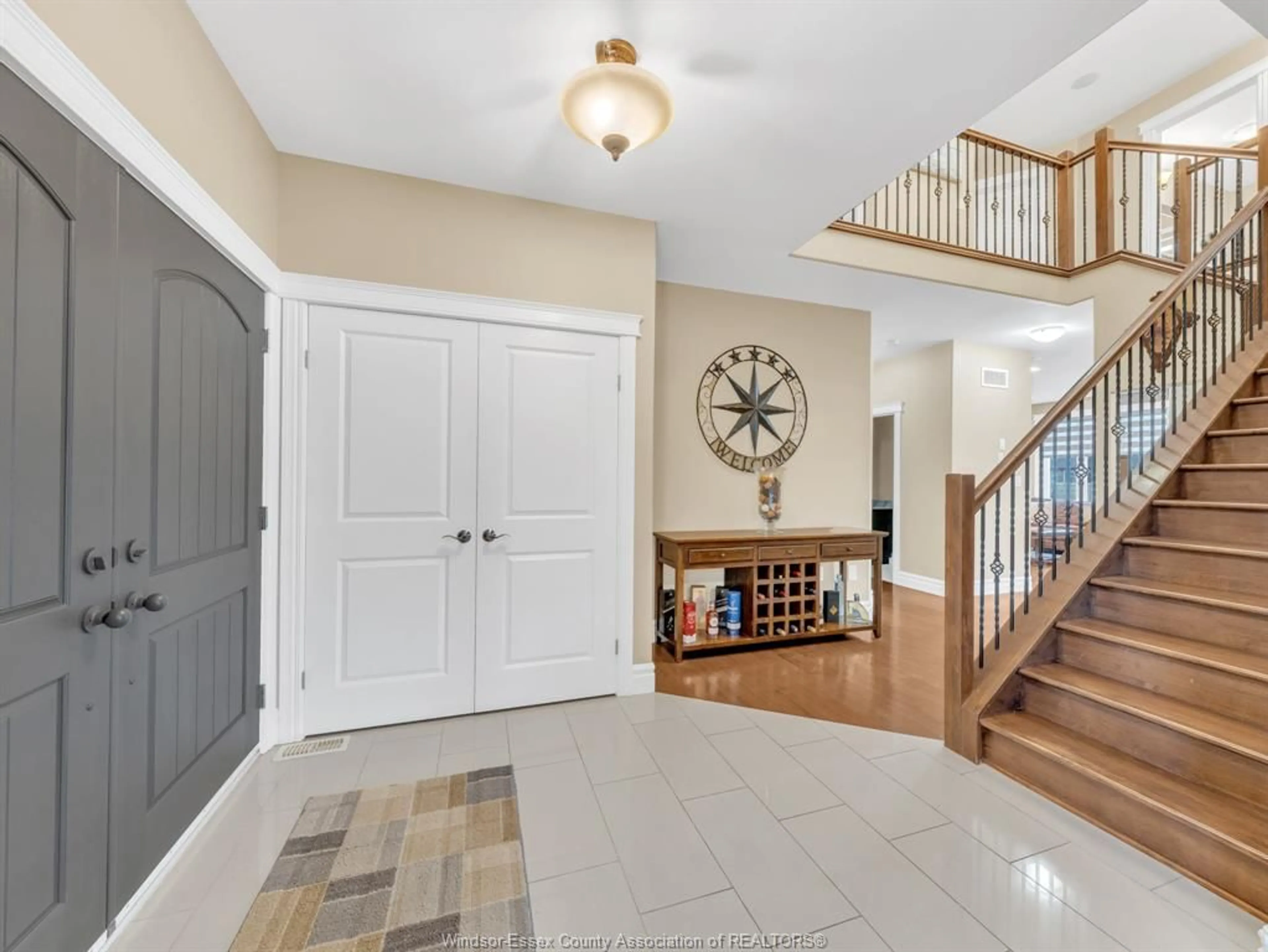 Indoor entryway for 374 POPLAR DRIVE, Lakeshore Ontario N8L 0X4