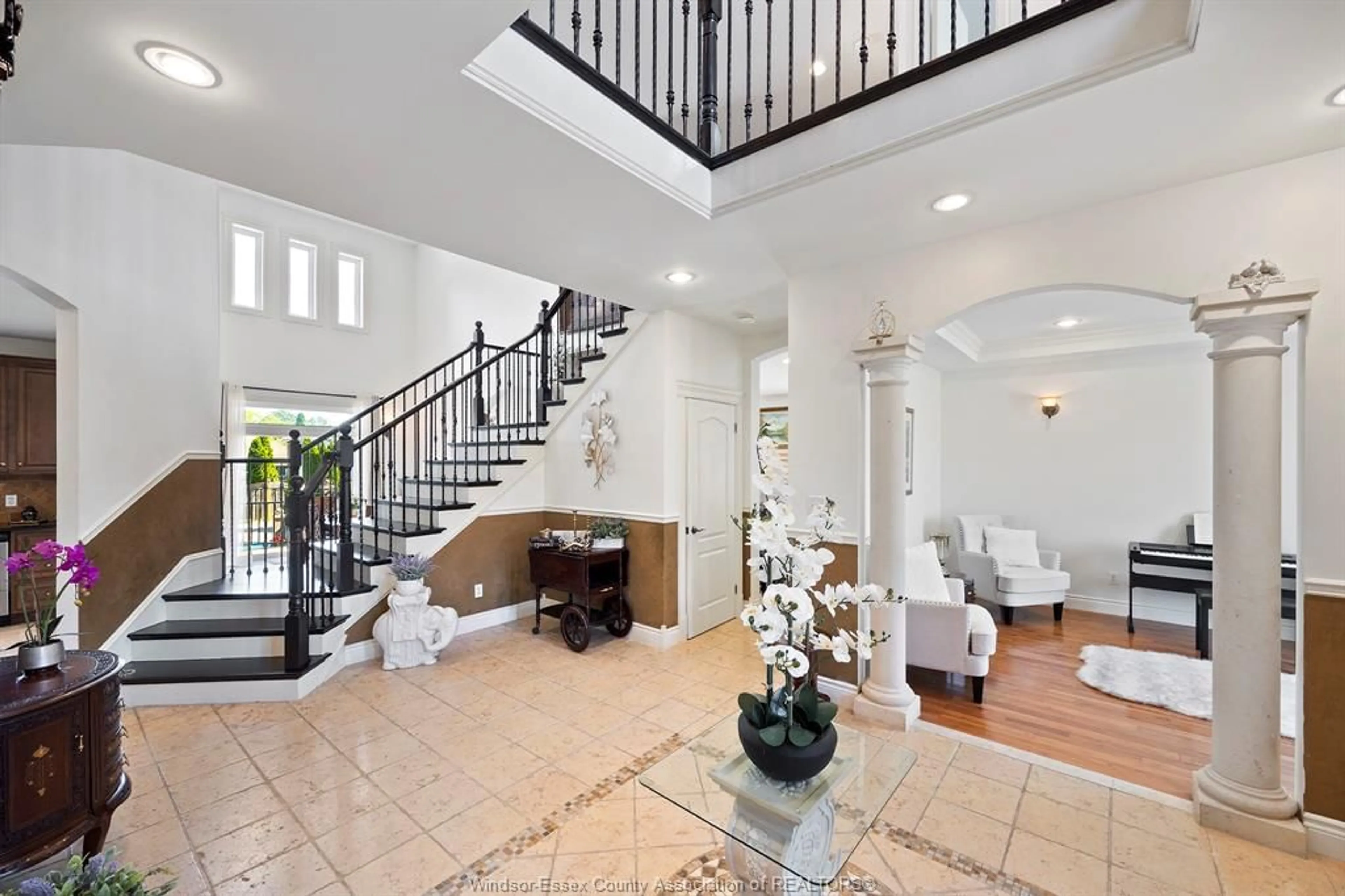 Indoor foyer for 1042 HUNTINGTON Blvd, Lakeshore Ontario N8L 0W2