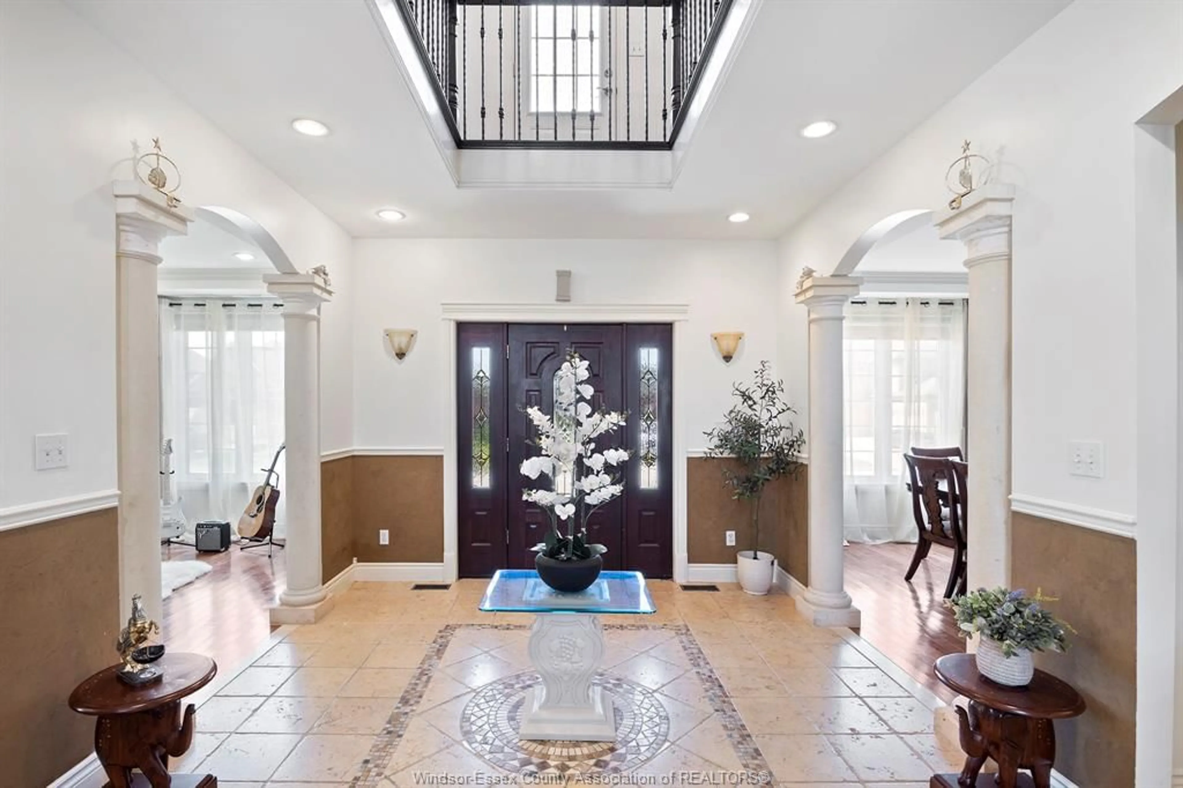 Indoor foyer for 1042 HUNTINGTON Blvd, Lakeshore Ontario N8L 0W2