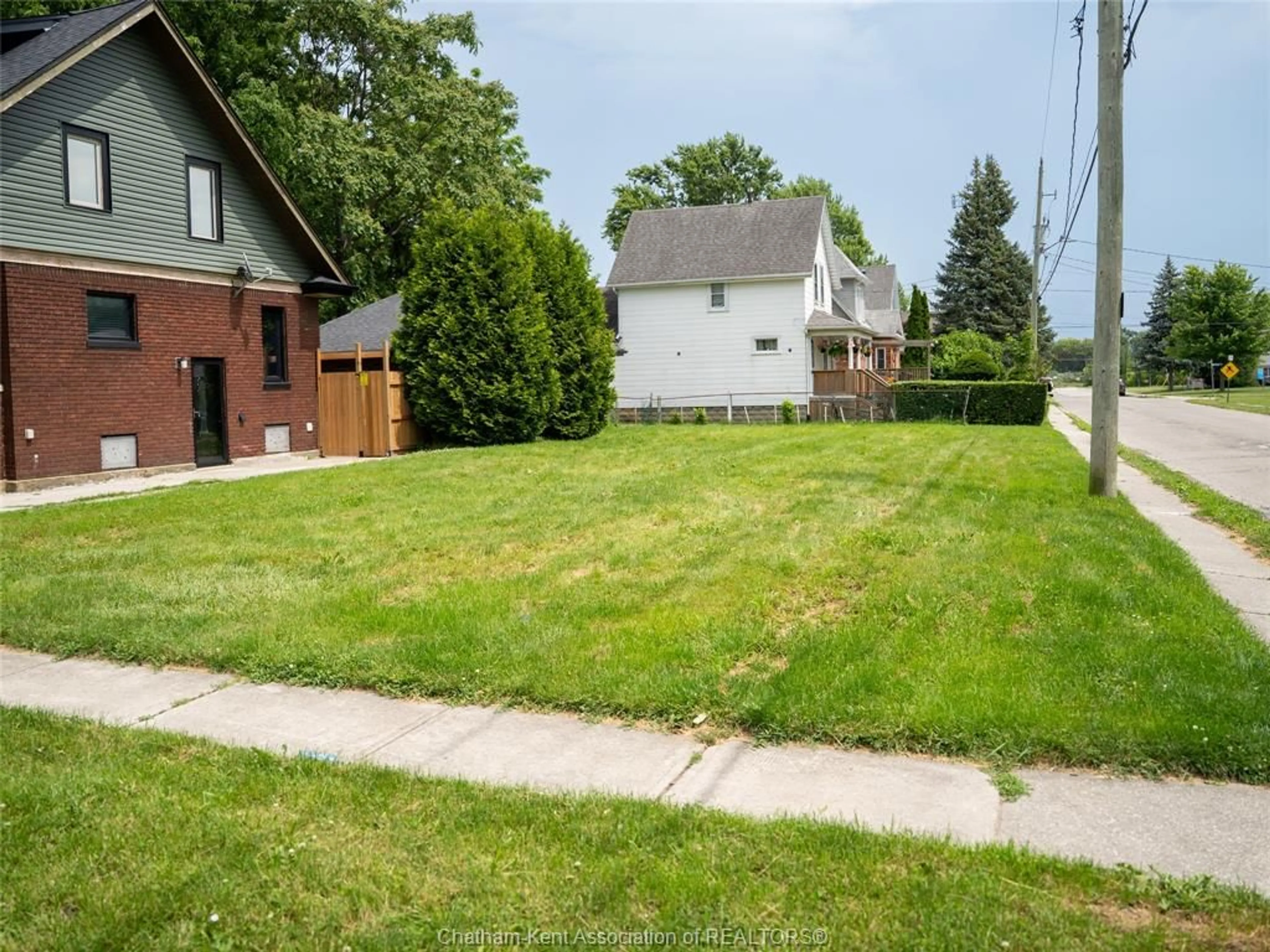 A pic from outside/outdoor area/front of a property/back of a property/a pic from drone, street for 58 Gray St, Chatham Ontario N7M 1S6