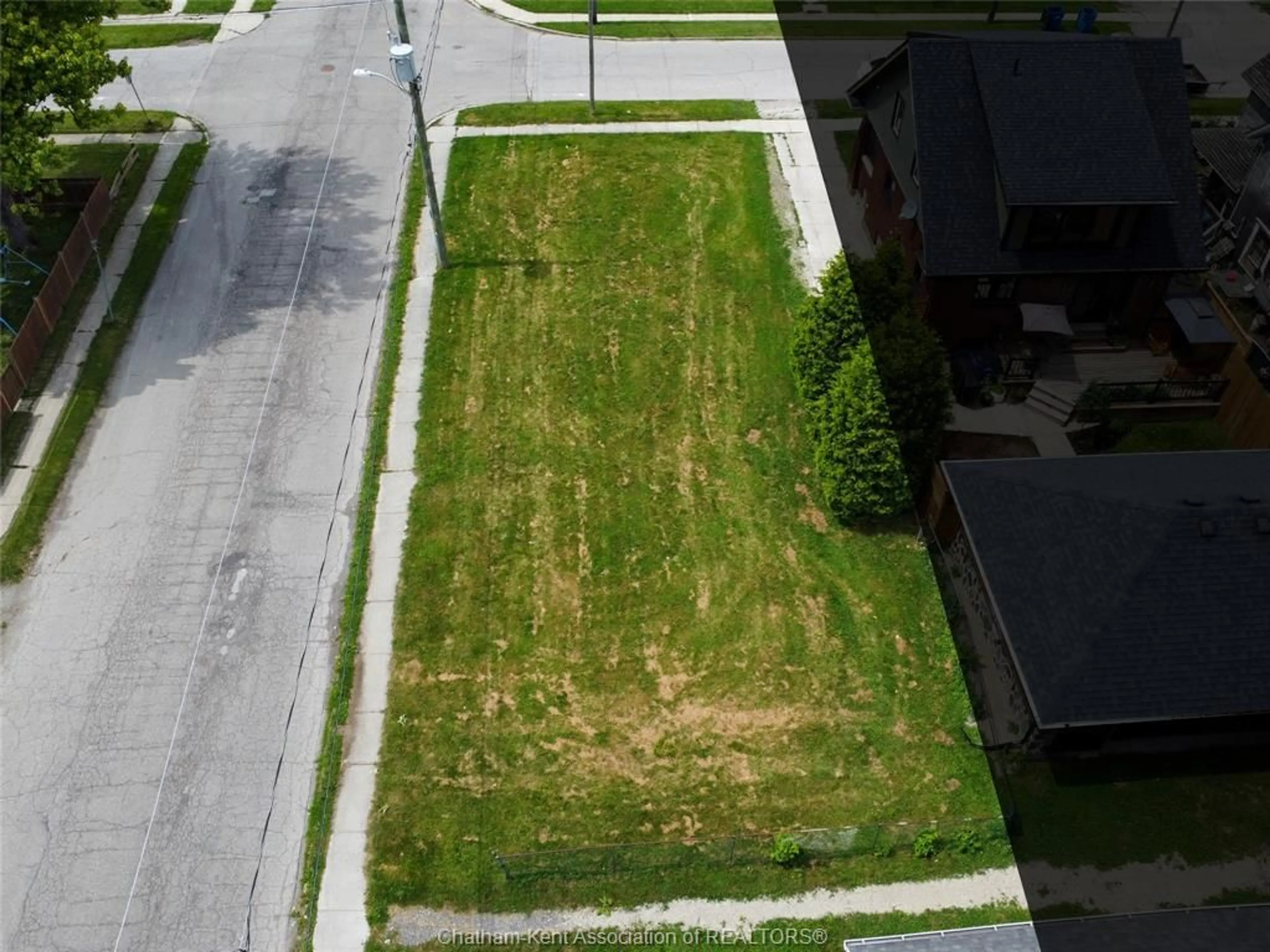 A pic from outside/outdoor area/front of a property/back of a property/a pic from drone, street for 58 Gray St, Chatham Ontario N7M 1S6
