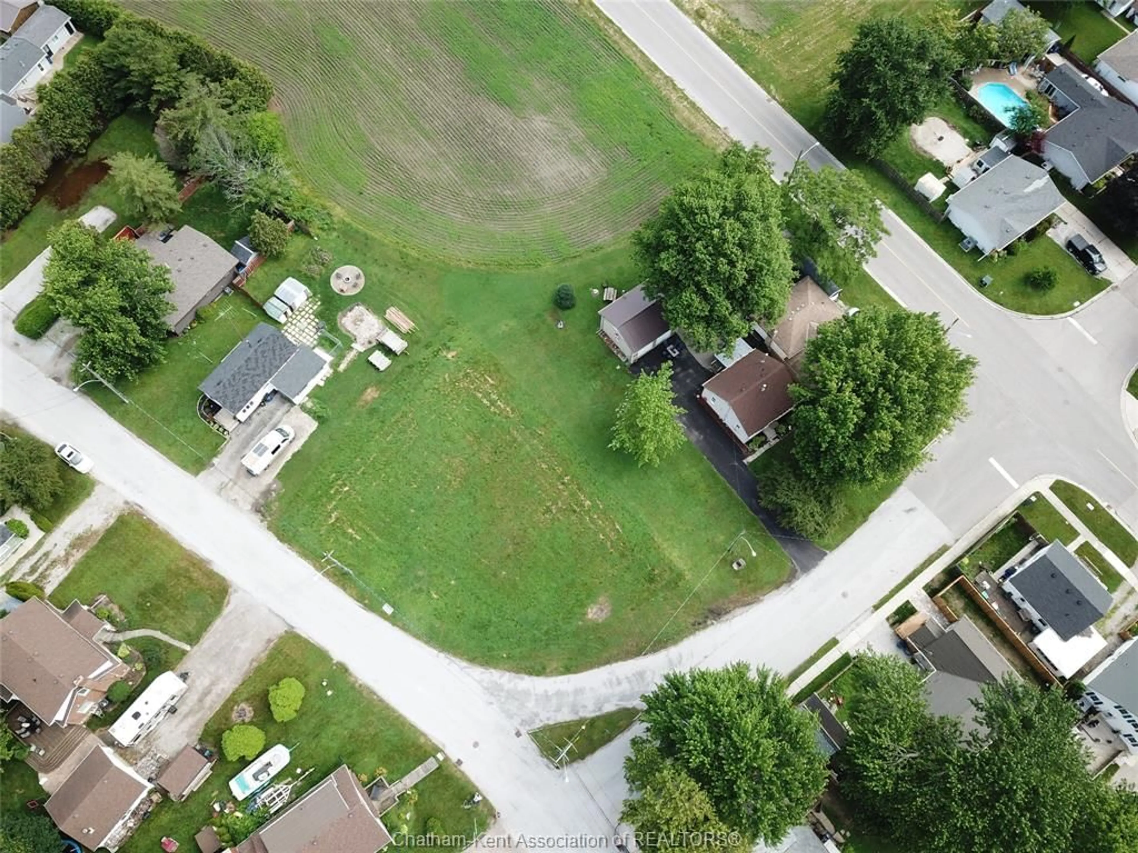 A pic from outside/outdoor area/front of a property/back of a property/a pic from drone, street for 110 WATER St, Wallaceburg Ontario N8A 2G2