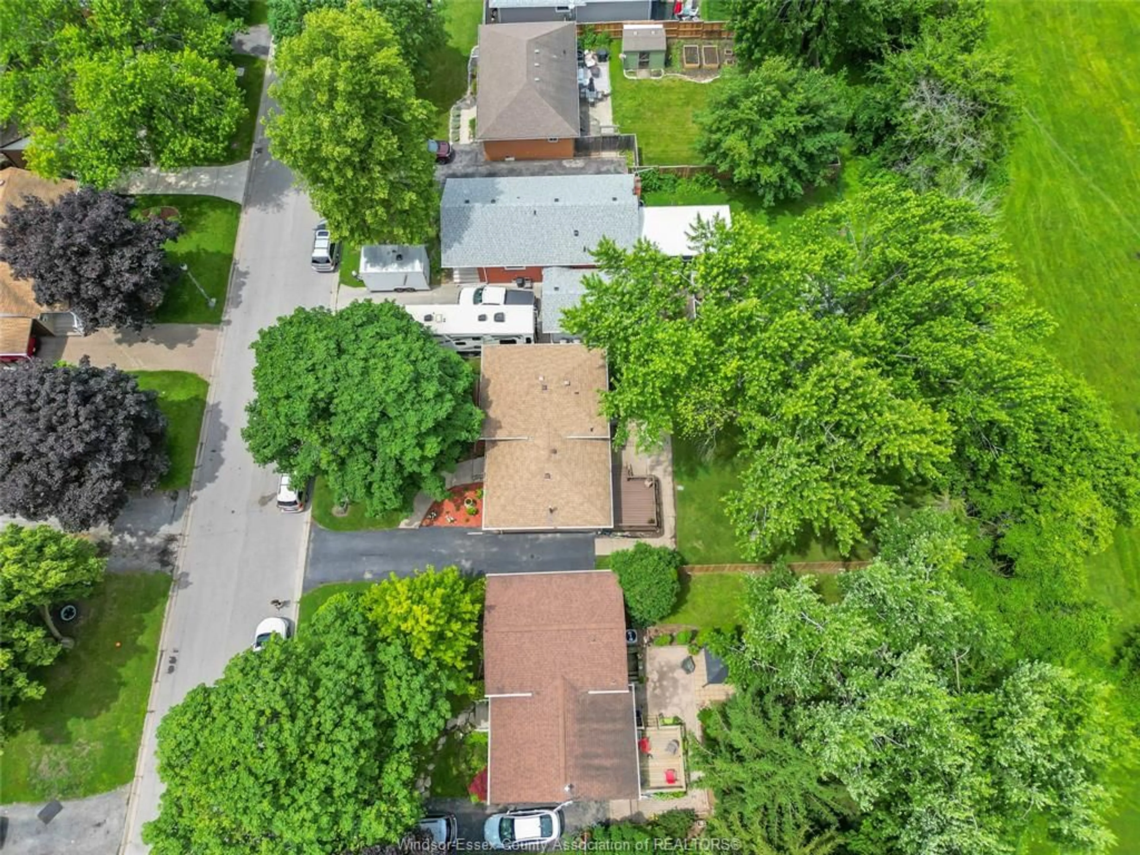 A pic from outside/outdoor area/front of a property/back of a property/a pic from drone, street for 266 CHERRYLAWN CRES., Amherstburg Ontario N9V 2P8