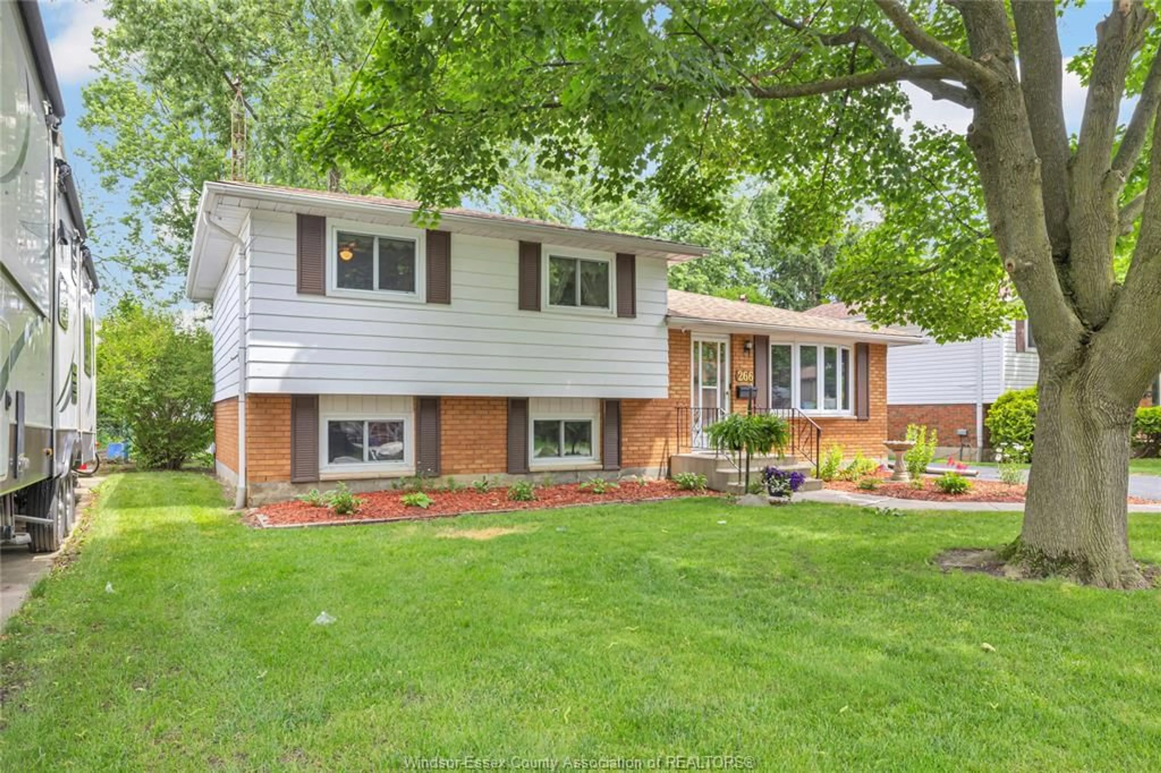 Home with vinyl exterior material, street for 266 CHERRYLAWN CRES., Amherstburg Ontario N9V 2P8