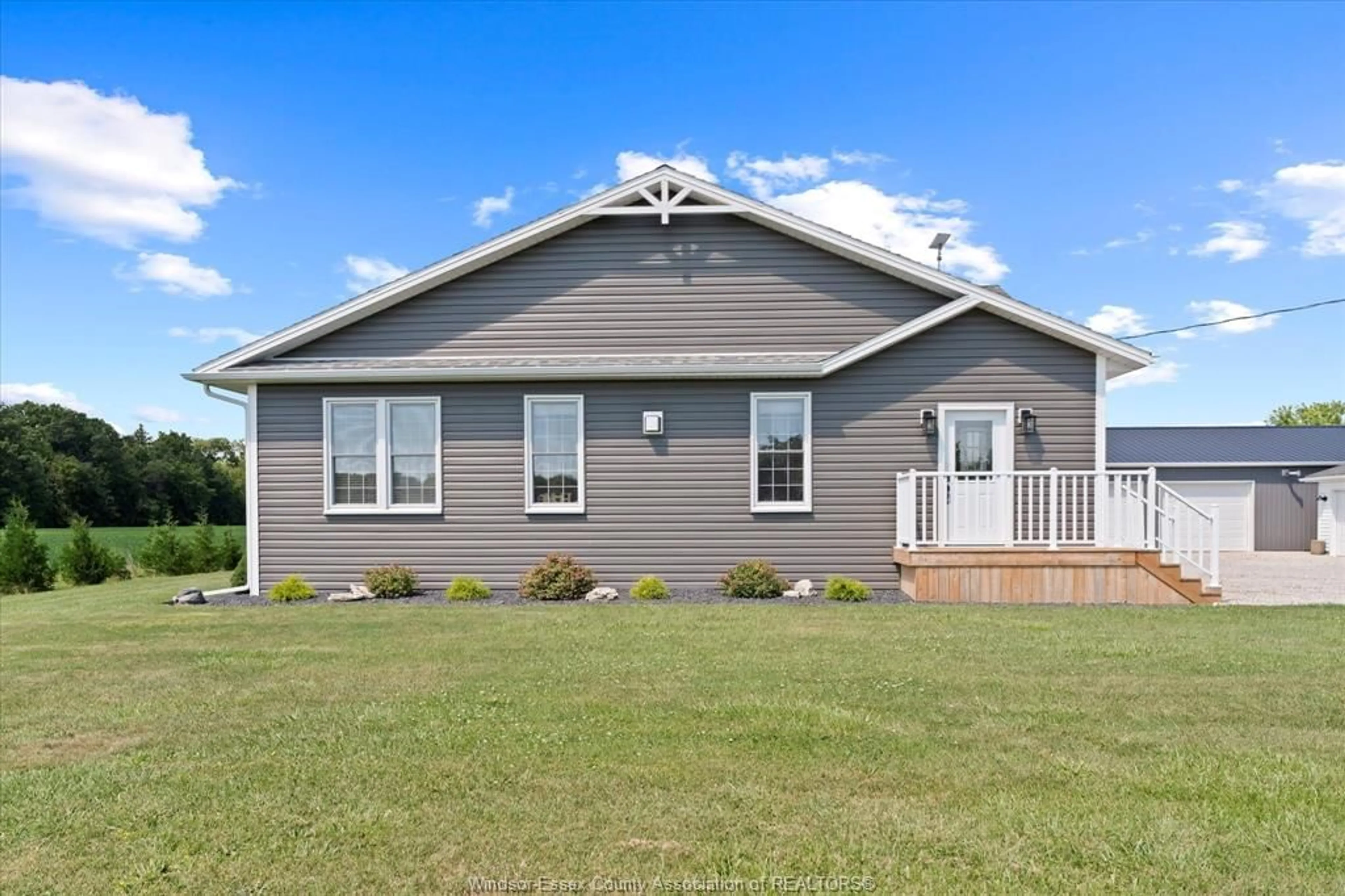 Home with vinyl exterior material, unknown for 1842 ROAD 3, Kingsville Ontario N9Y 2E5