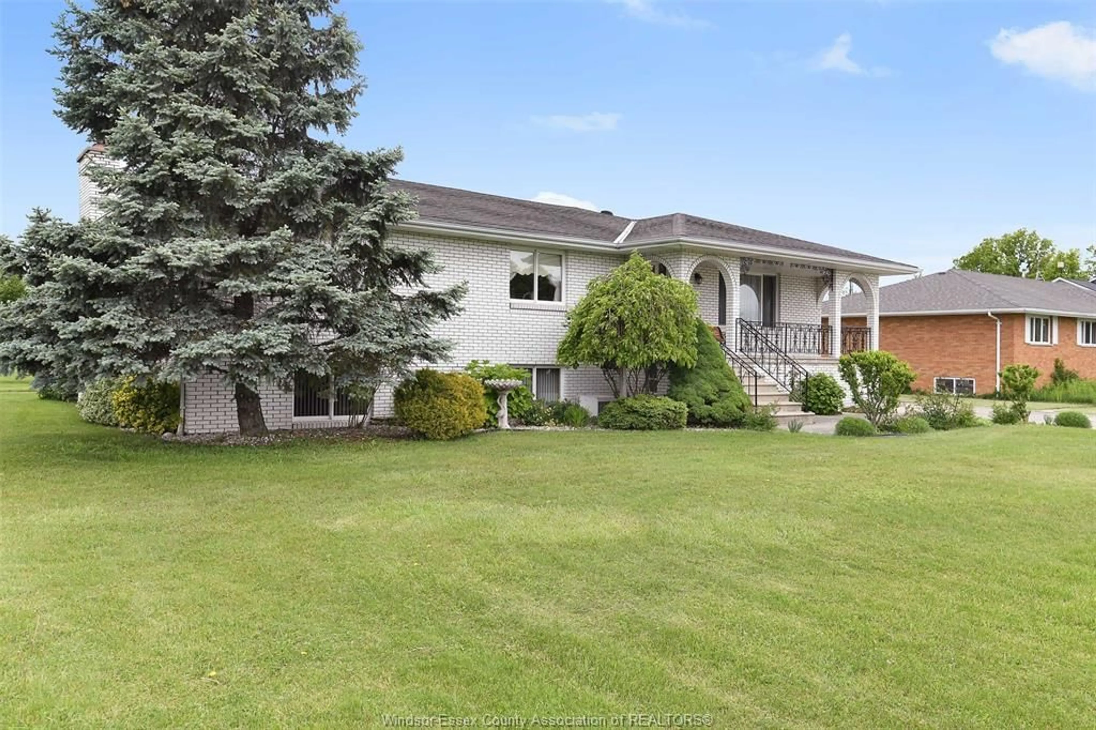 A pic from outside/outdoor area/front of a property/back of a property/a pic from drone, unknown for 658 Concession Rd 2, Amherstburg Ontario N9V 3R3