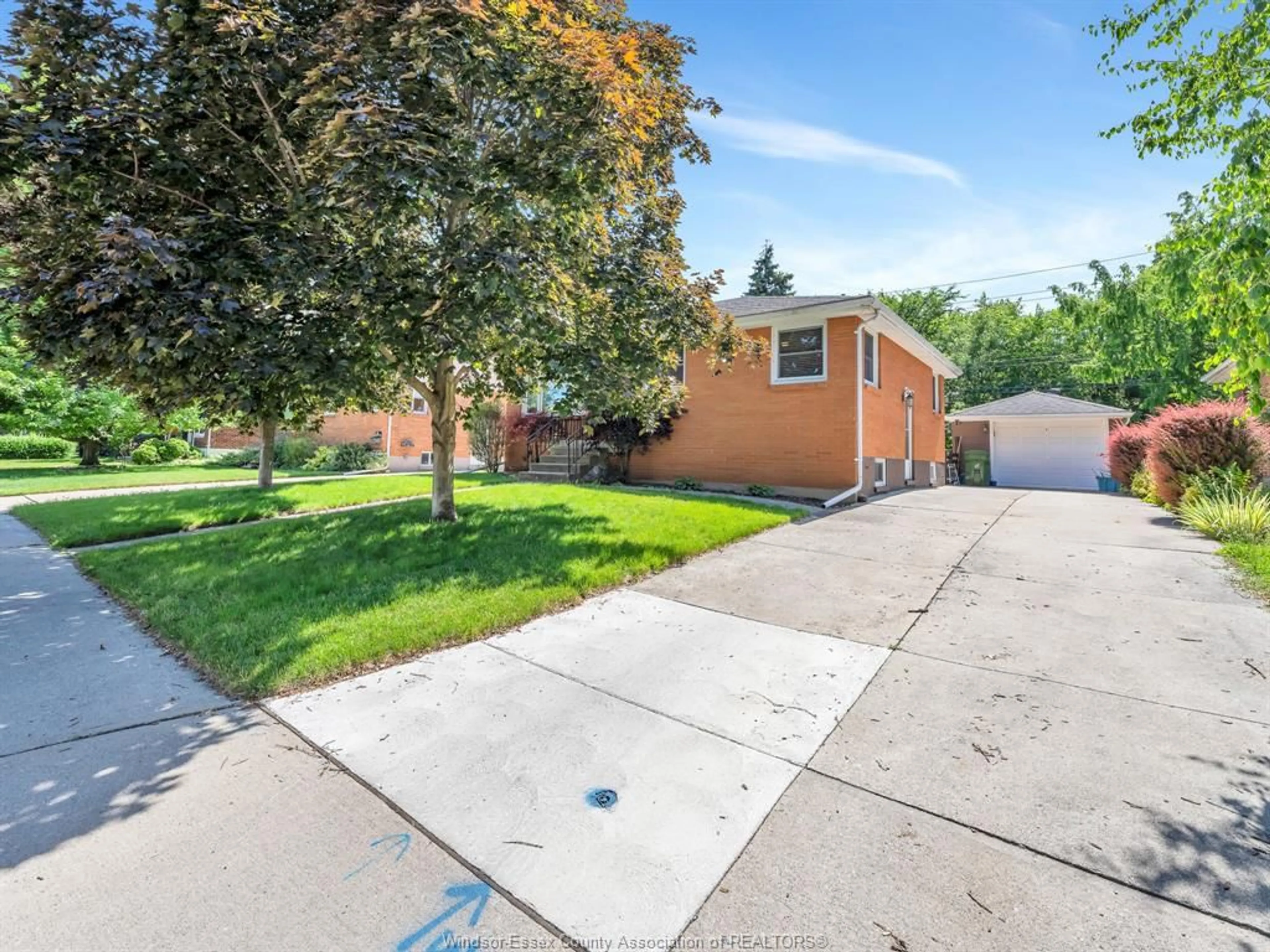 A pic from outside/outdoor area/front of a property/back of a property/a pic from drone, street for 1315 JANETTE AVE, Windsor Ontario N8X 1Y7