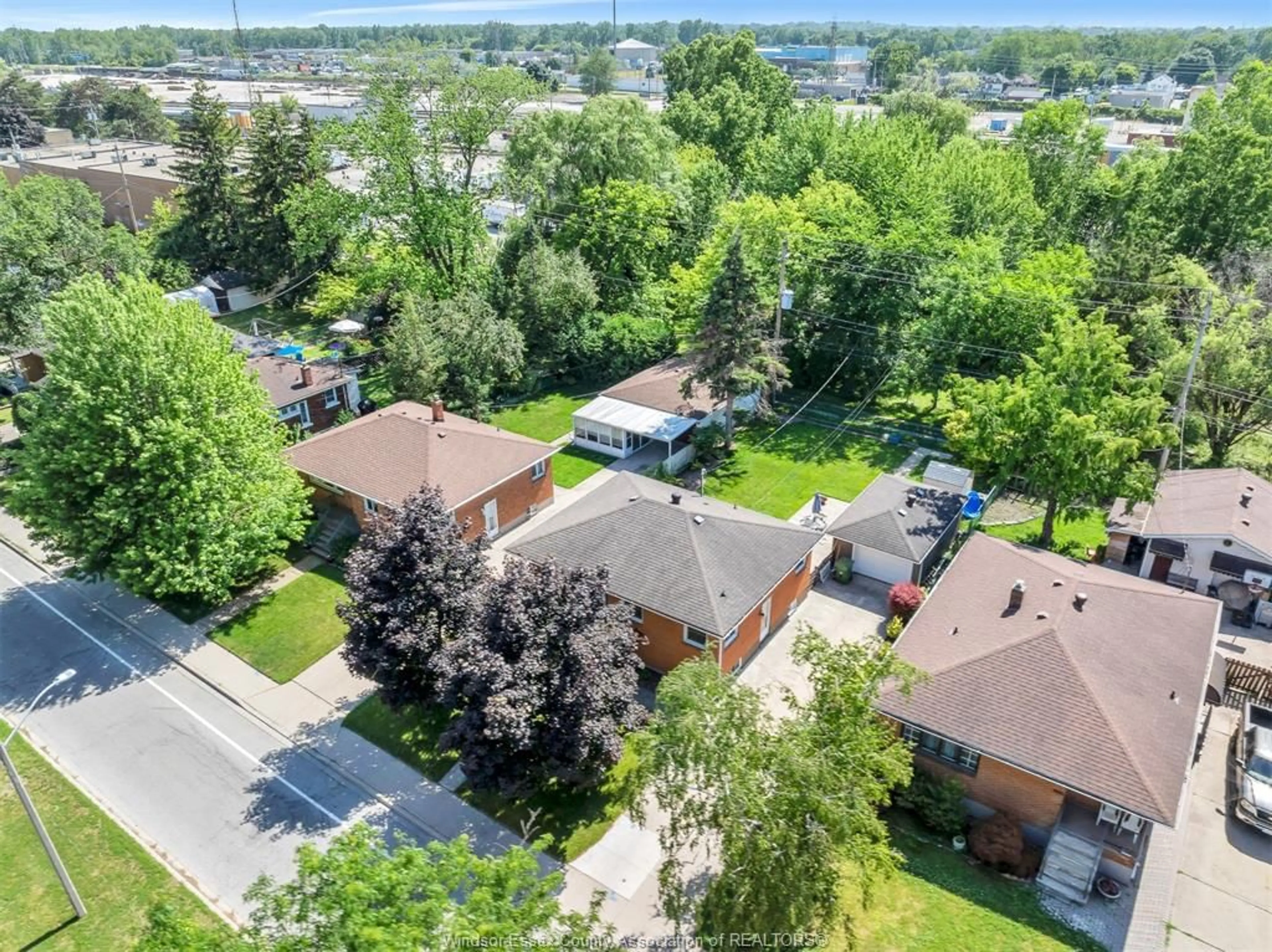 A pic from outside/outdoor area/front of a property/back of a property/a pic from drone, street for 1315 JANETTE AVE, Windsor Ontario N8X 1Y7