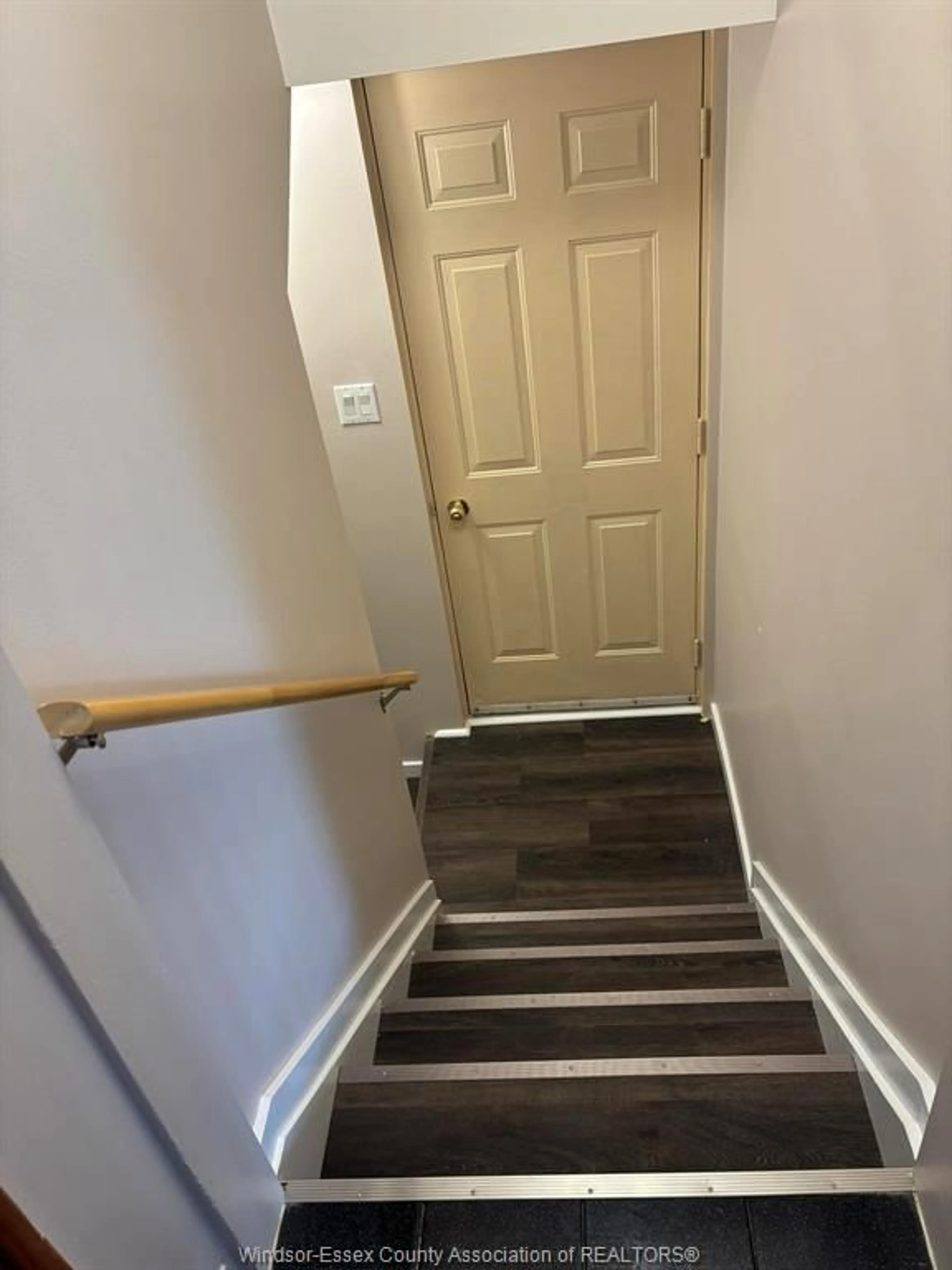 Stairs for 1393 GILES Blvd, Windsor Ontario N9A 4G9