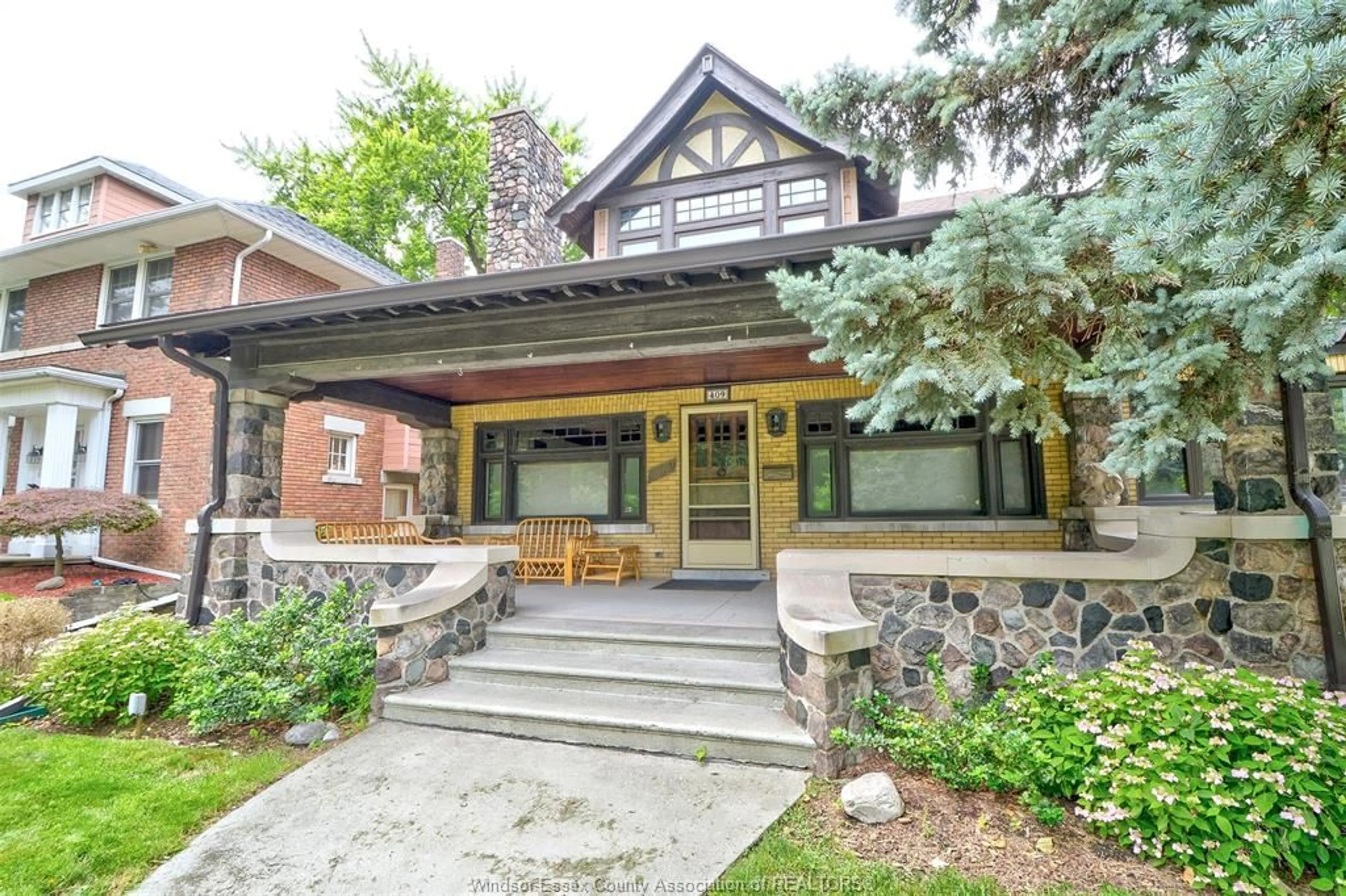 Home with brick exterior material, street for 409 ASKIN, Windsor Ontario N9B 2X3