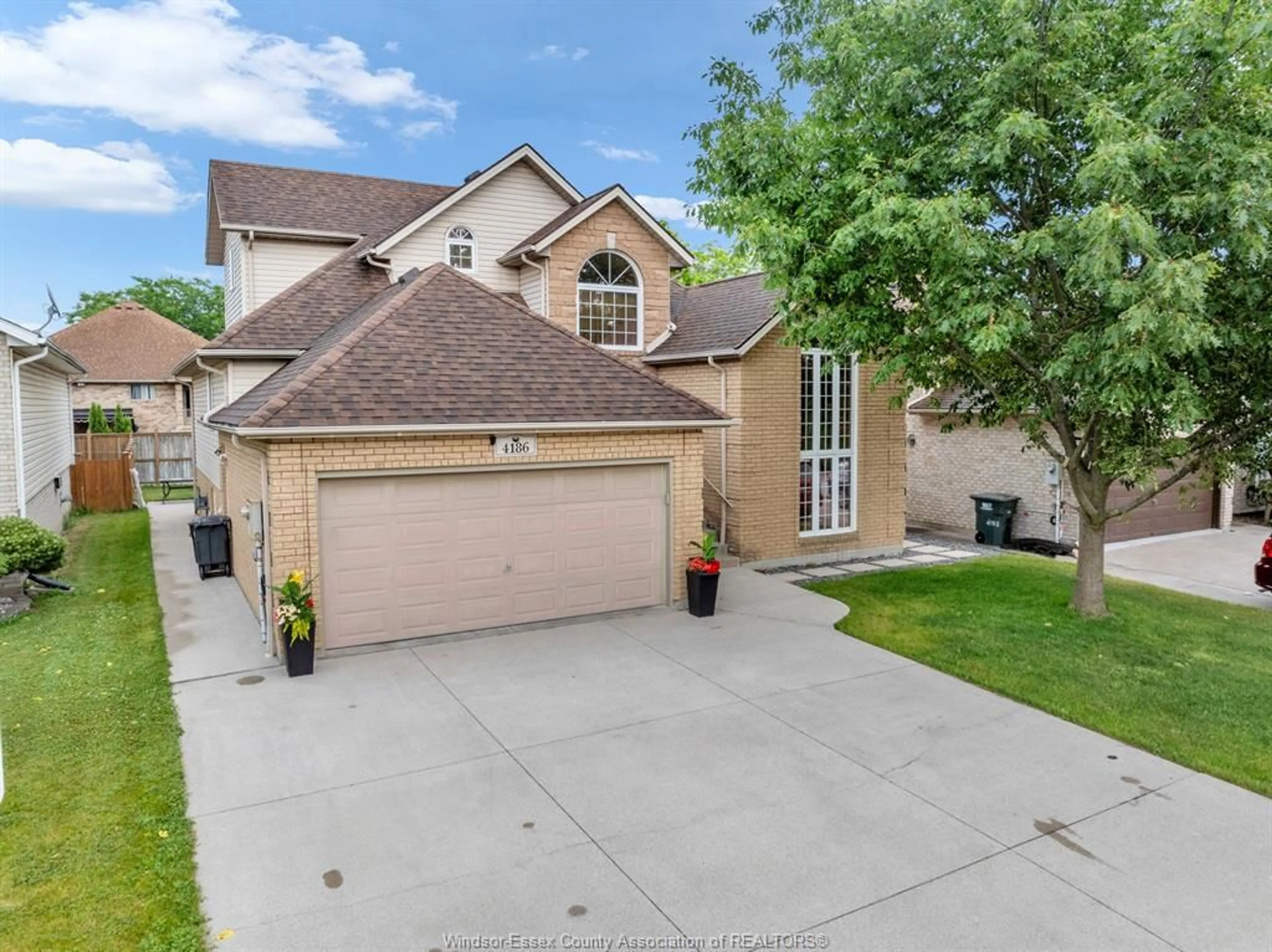 A pic from outside/outdoor area/front of a property/back of a property/a pic from drone, street for 4186 ONGARO, Windsor Ontario N9G 2V3