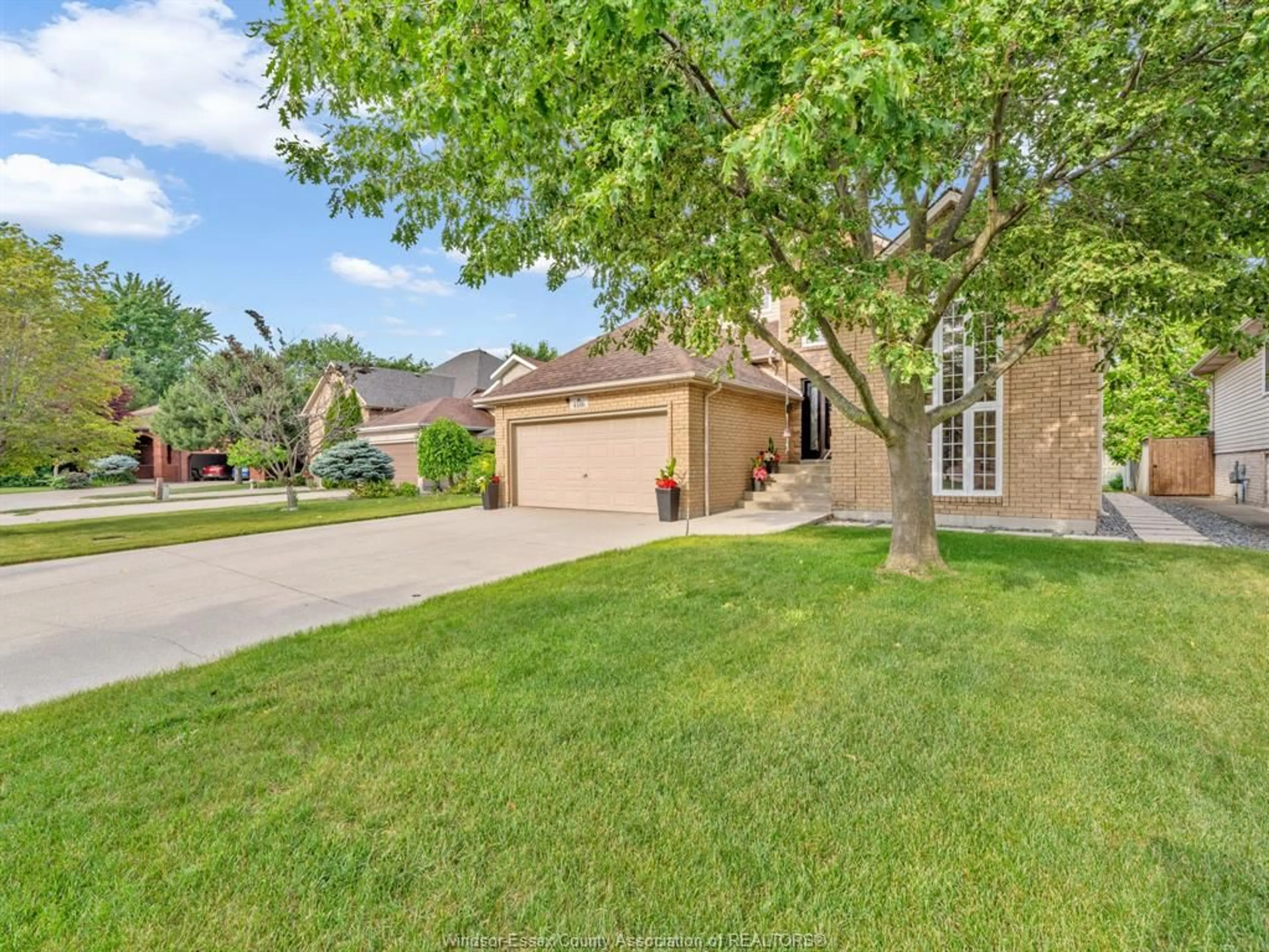 A pic from outside/outdoor area/front of a property/back of a property/a pic from drone, street for 4186 ONGARO, Windsor Ontario N9G 2V3