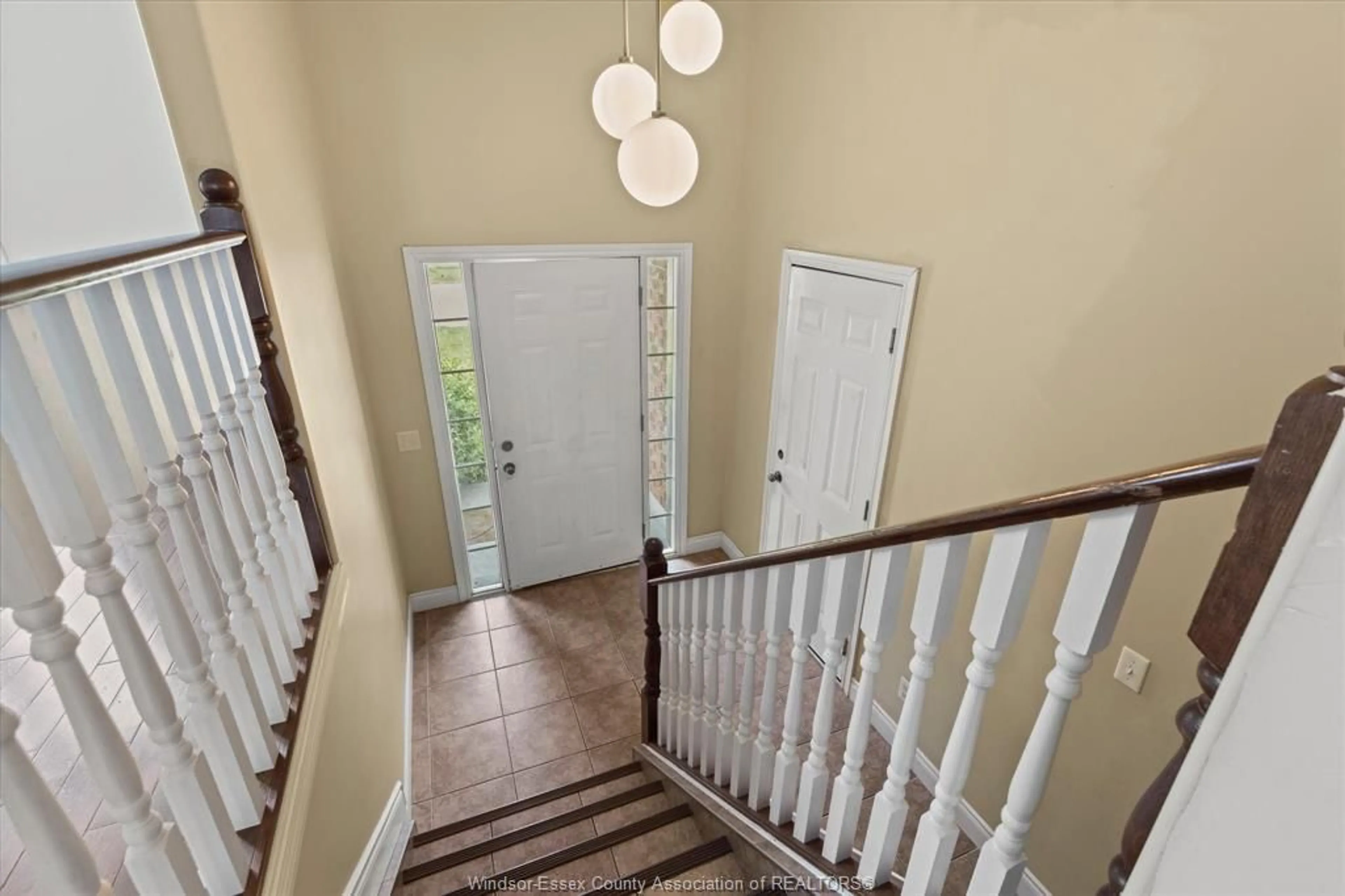 Indoor entryway for 379 SELLICK Dr, Harrow Ontario N0R 1G0