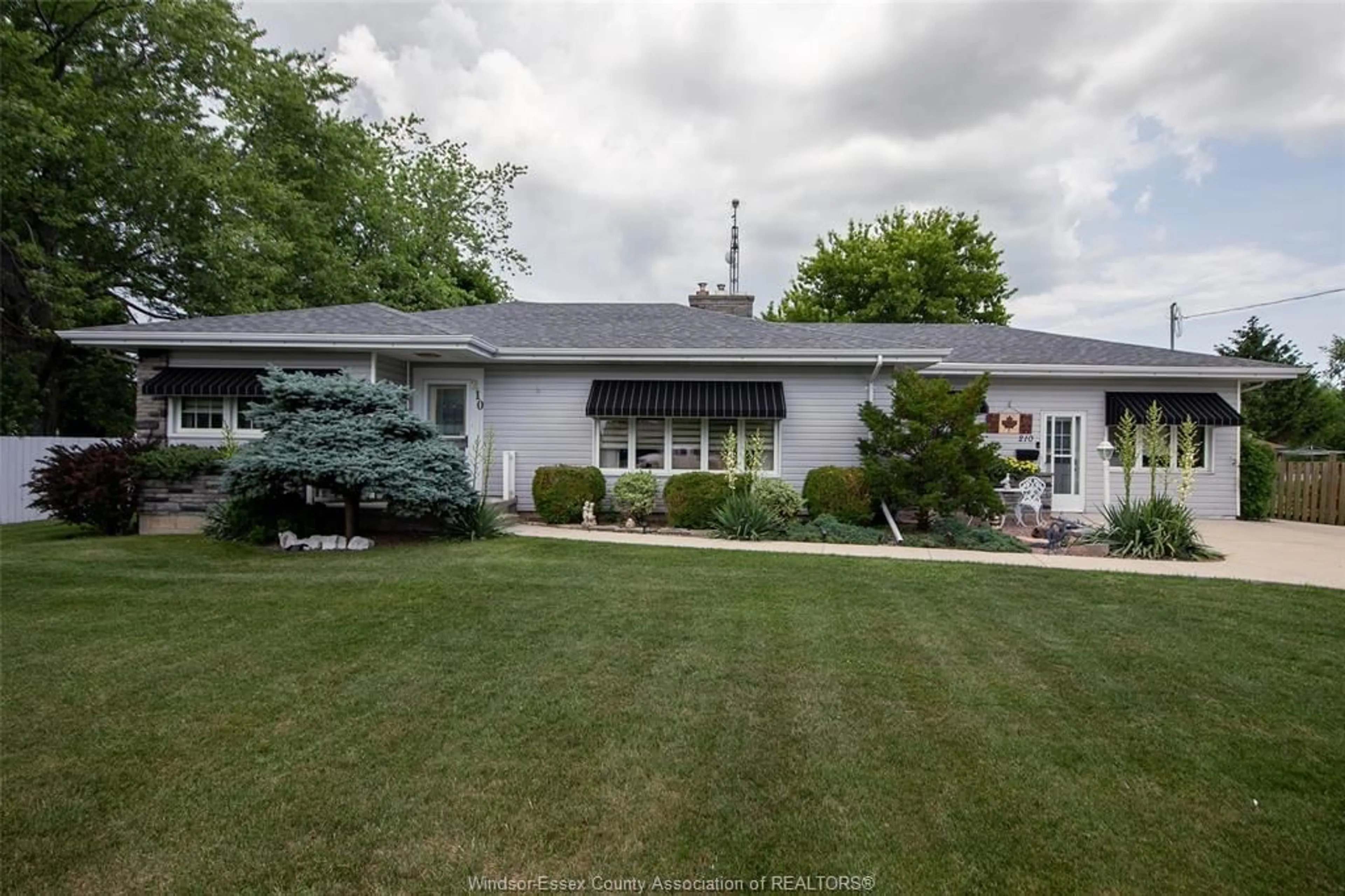A pic from outside/outdoor area/front of a property/back of a property/a pic from drone, street for 210 ERIE St, Merlin Ontario N0P 1W0