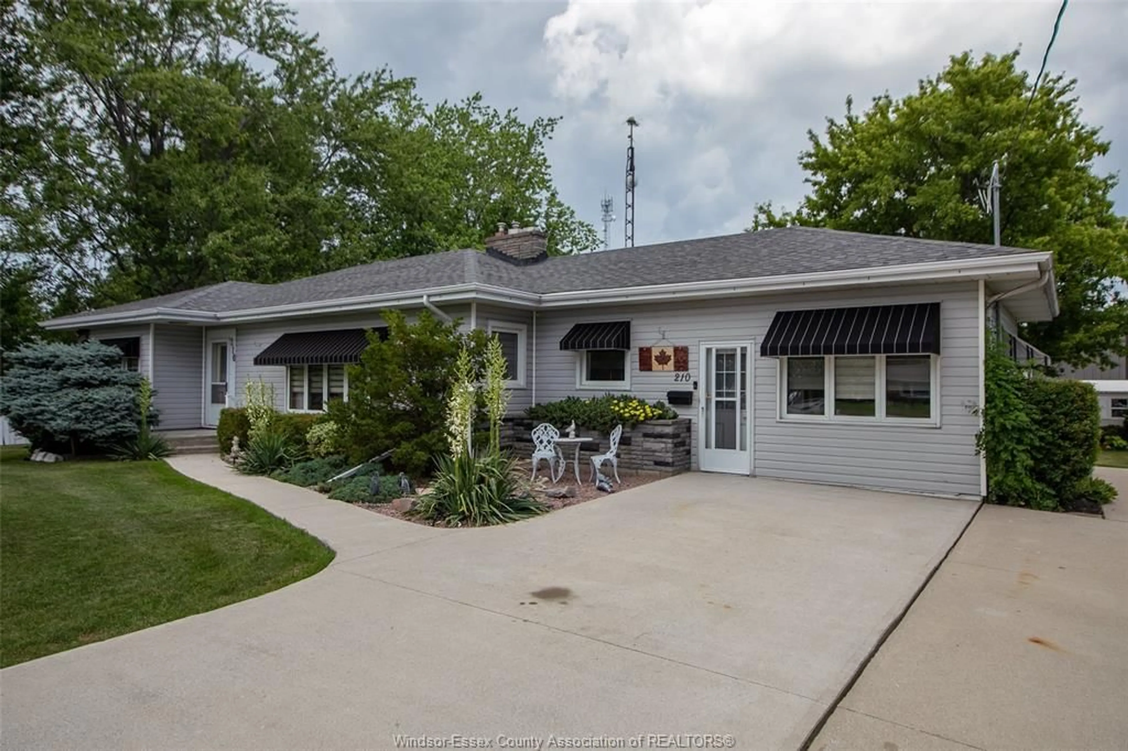 A pic from outside/outdoor area/front of a property/back of a property/a pic from drone, street for 210 ERIE St, Merlin Ontario N0P 1W0