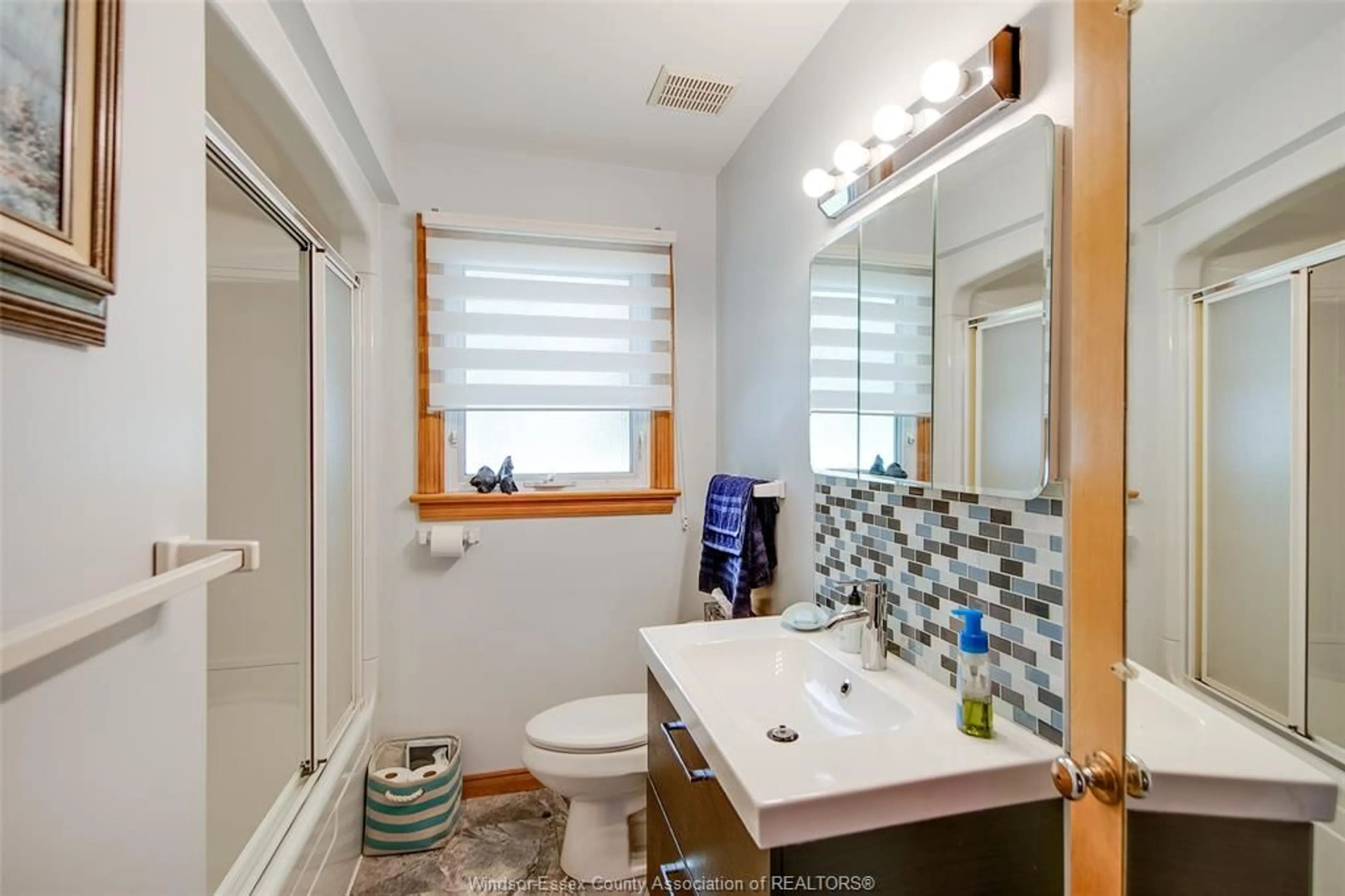 Standard bathroom, ceramic/tile floor for 210 ERIE St, Merlin Ontario N0P 1W0