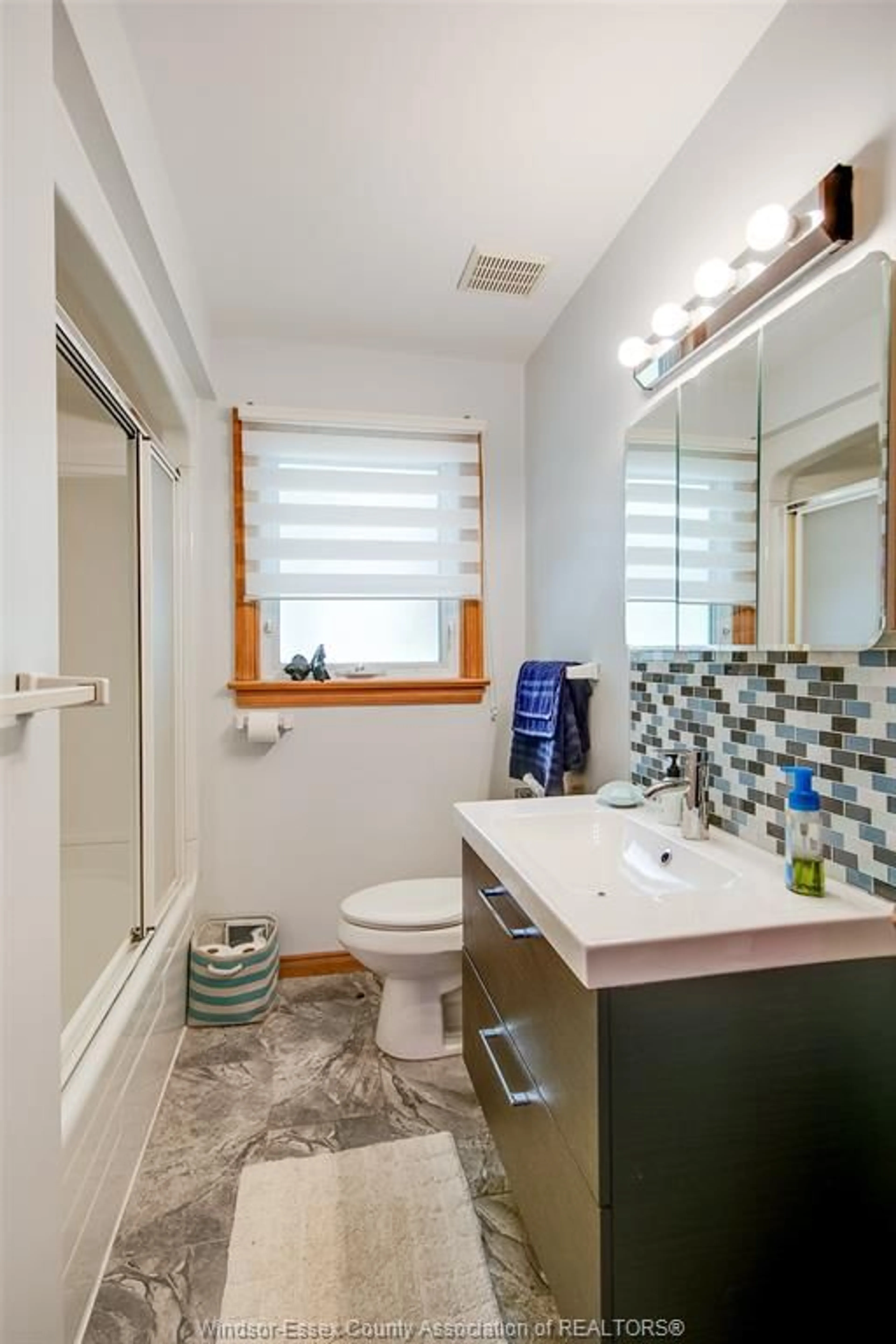 Standard bathroom, ceramic/tile floor for 210 ERIE St, Merlin Ontario N0P 1W0